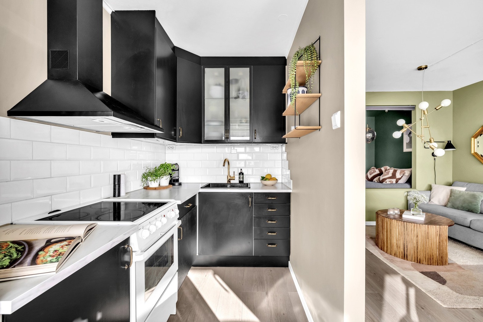 Det er delvis åpen løsning mellom kjøkken og stue, hvilket bidrar til å gjøre rommet til et hyggelig og sosialt oppholdsrom. Galleribilde