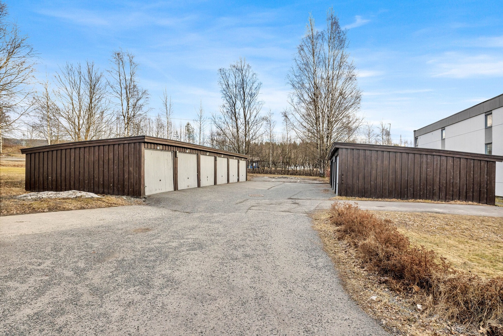 Borettslaget har 24 parkeringsplasser og 21 garasjer, garasjene er knyttet til spesifikke leiligheter men parkeringsplassene har fri parkering mot P-bevis, førstemann-til-mølla prinsipp Galleribilde