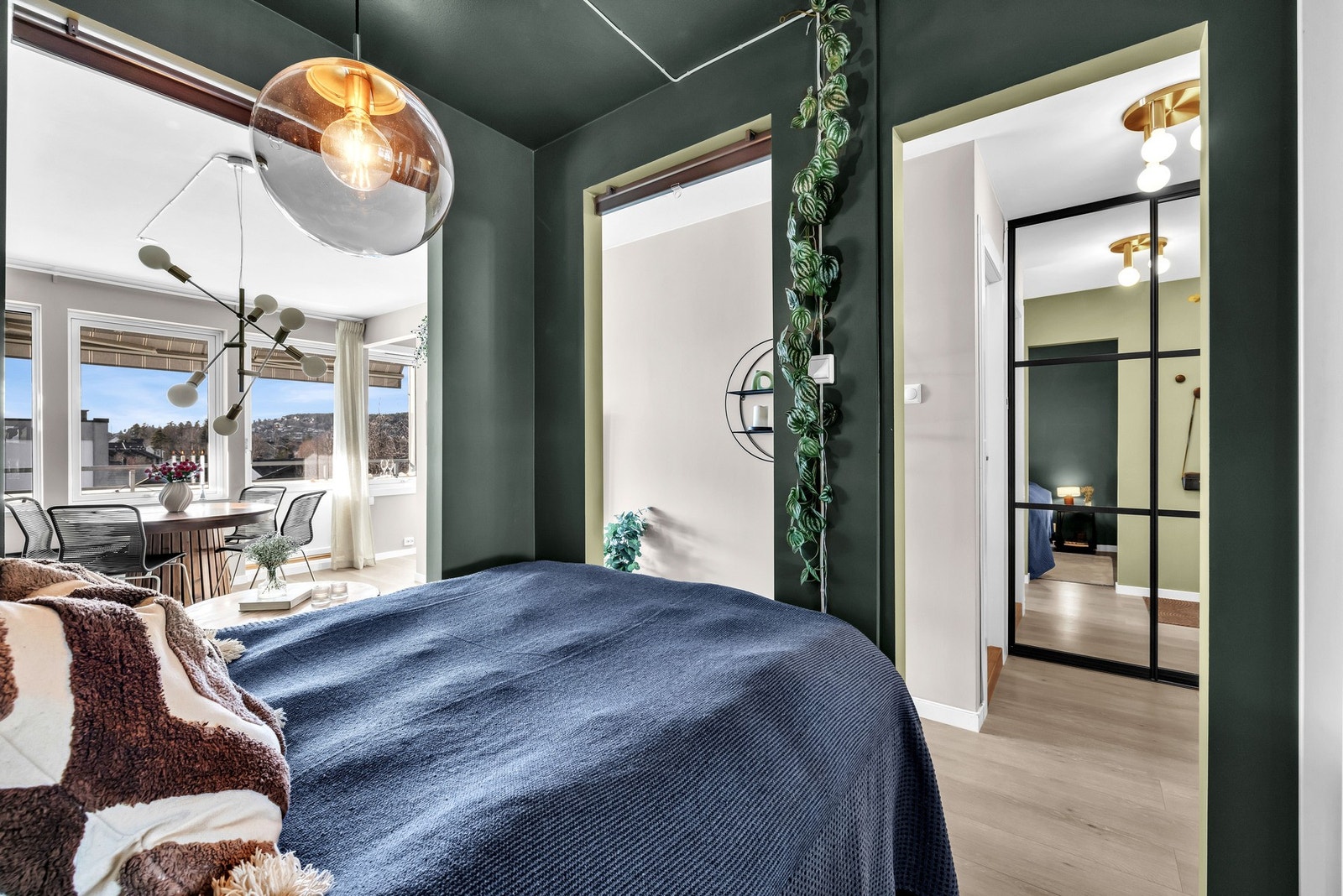 Denne unike løsningen gjør at rommet oppleves som lyst og luftig samtidig som man kan trekke ned persienne og mørklegge alkoven. Galleribilde