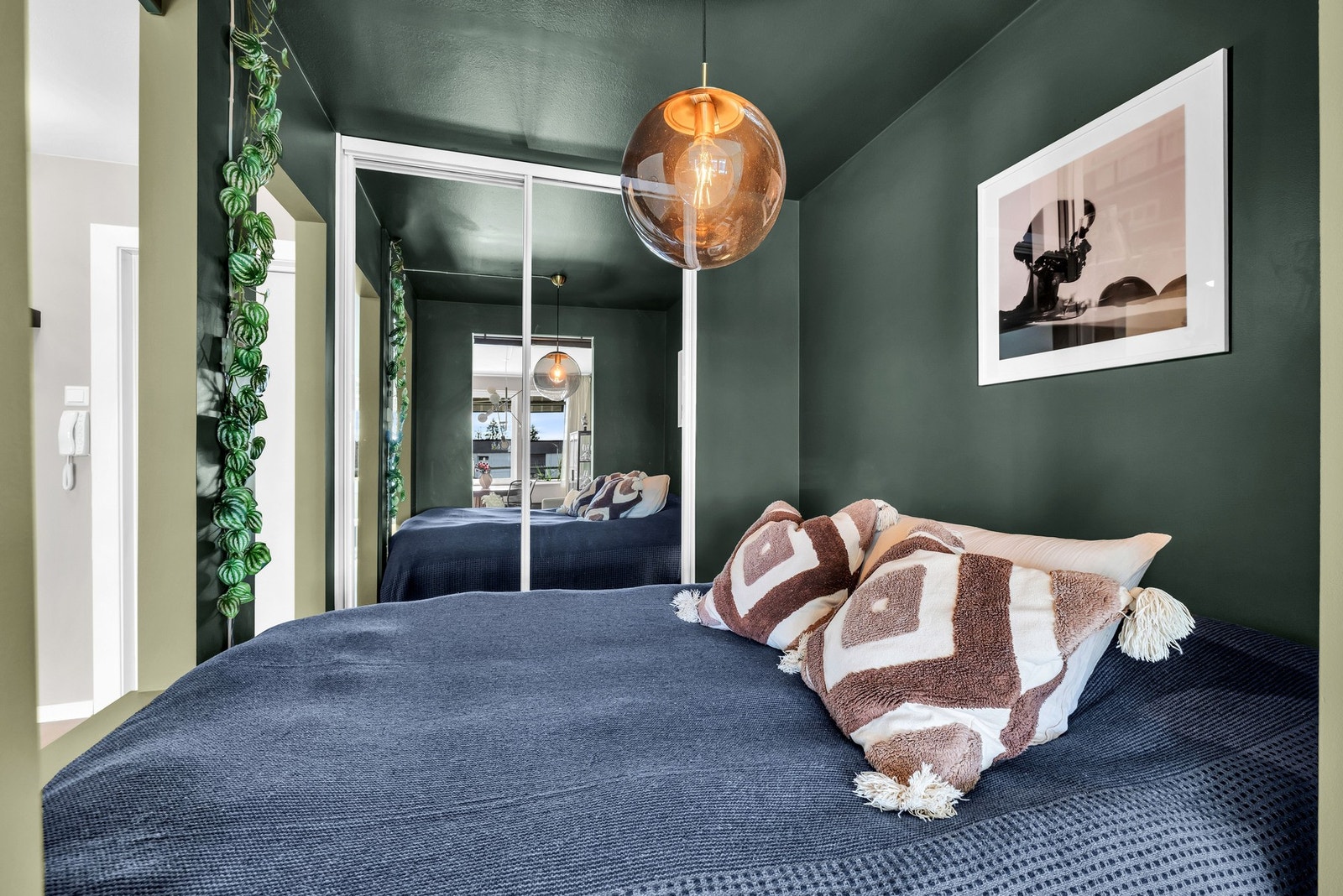 Det er god lagringsplass i skyvedørsgarderobe med speilfronter. Galleribilde