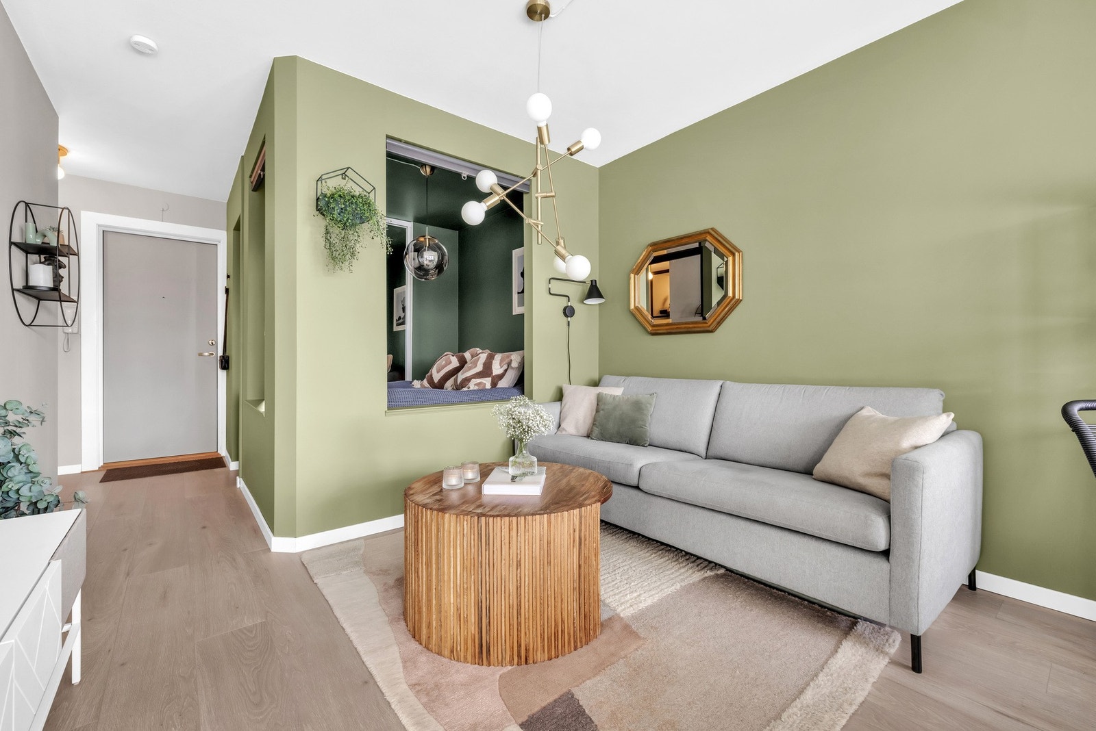 Leiligheten har gulv belagt med laminat og er malt i lune tidsriktige farger. Galleribilde