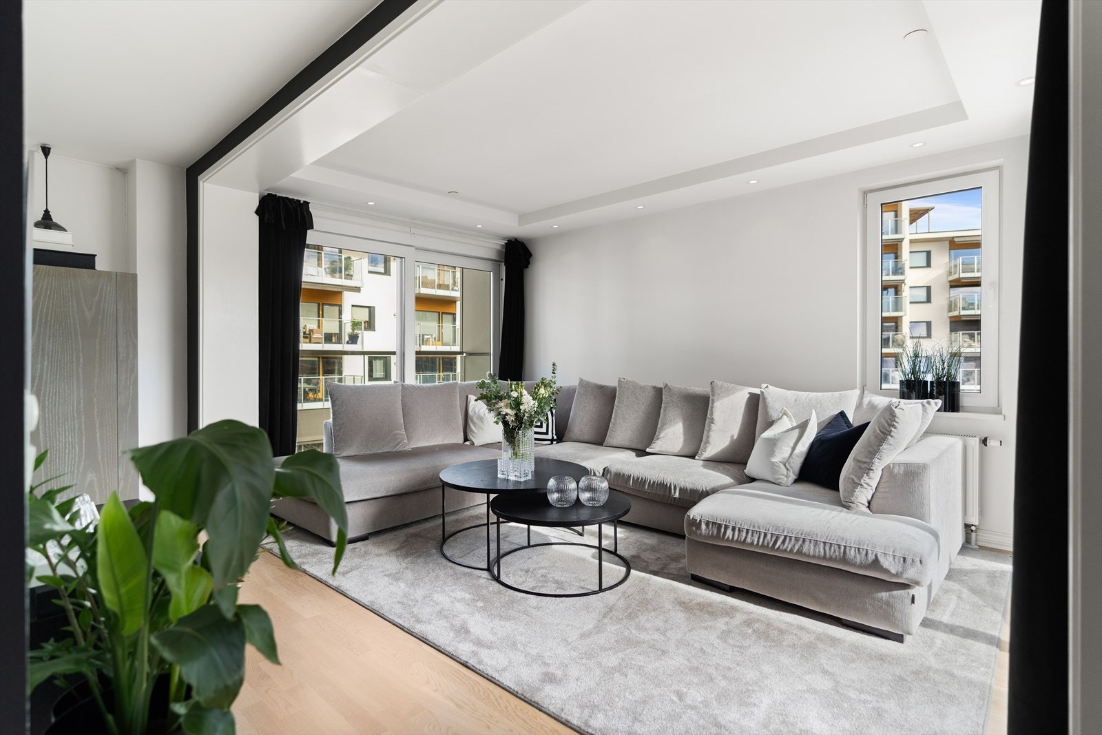 I stuen er det plass til sofaseksjon, bord og spisegruppe. Galleribilde