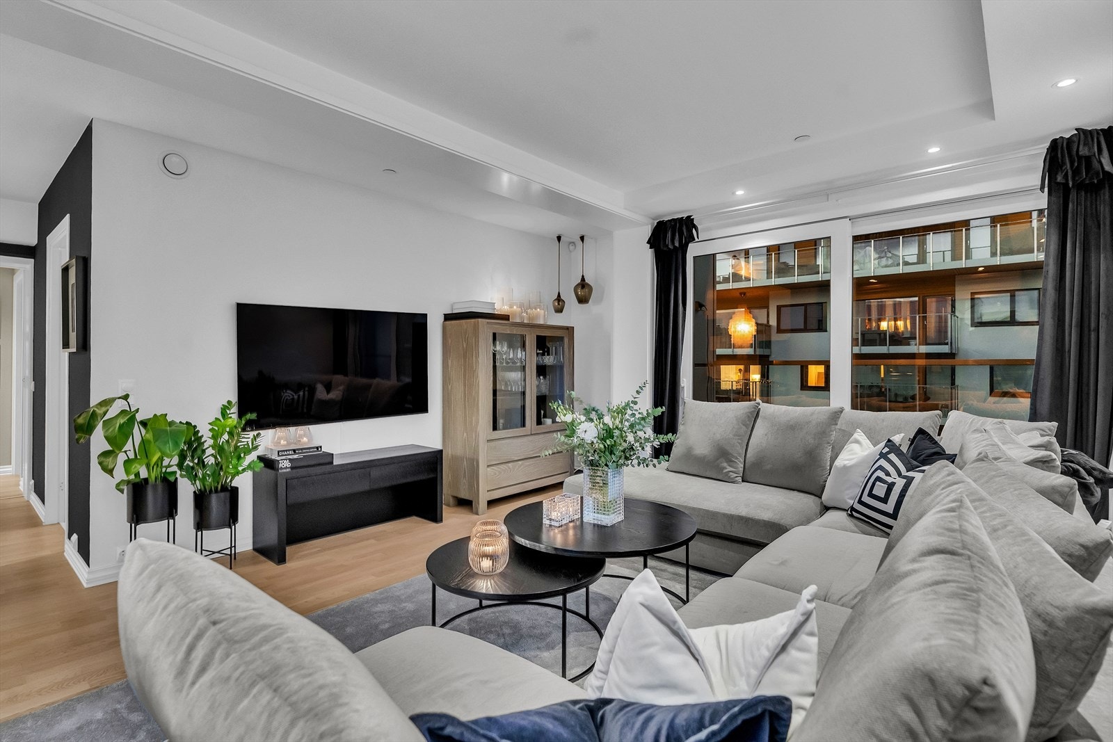 I oppholdsrommet er det lys parkett på gulvet, samt pent malte vegg- og takflater. Galleribilde