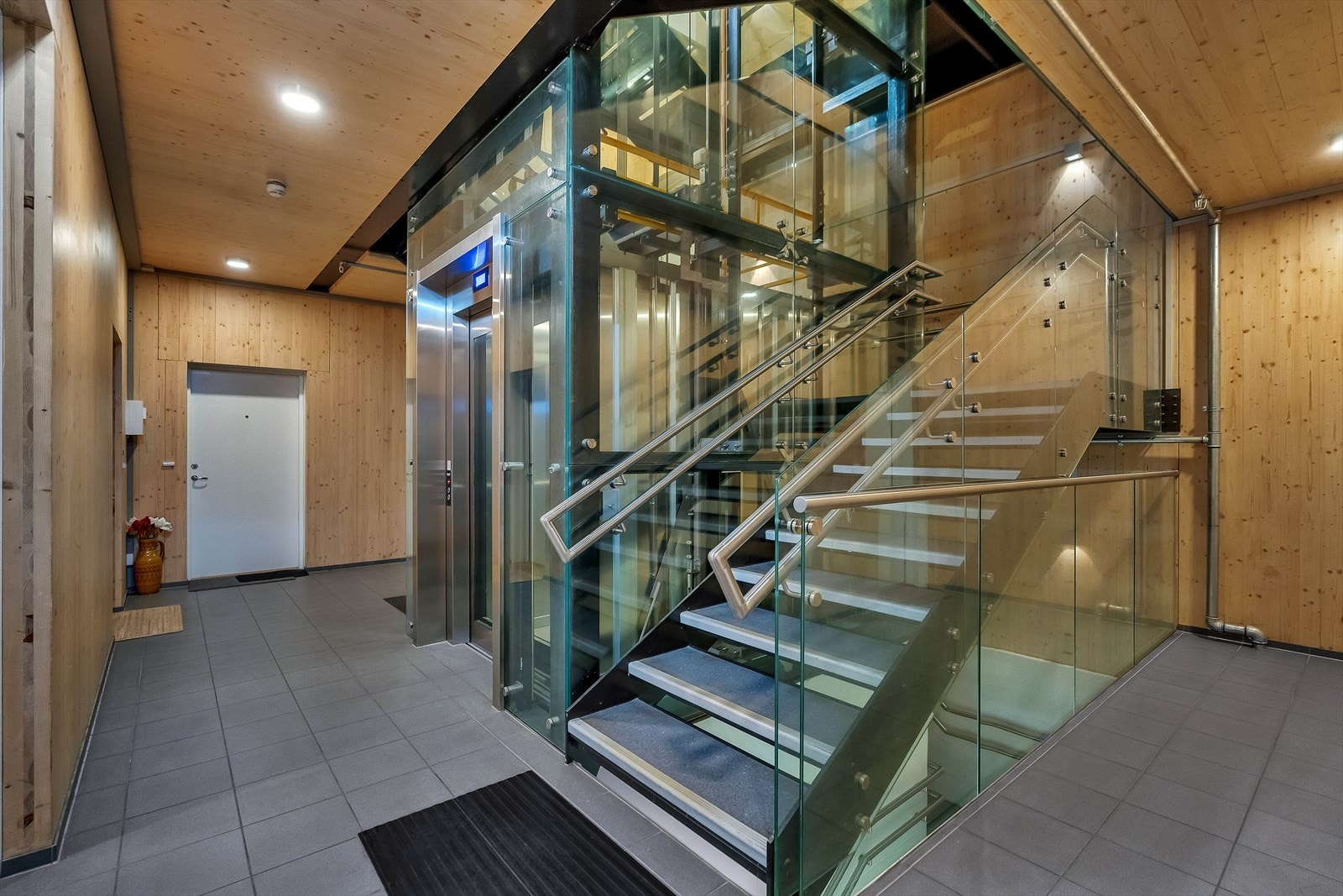 Sameiet har en meget pen oppgang, med heis og trapp opp til etasjeplan. Galleribilde