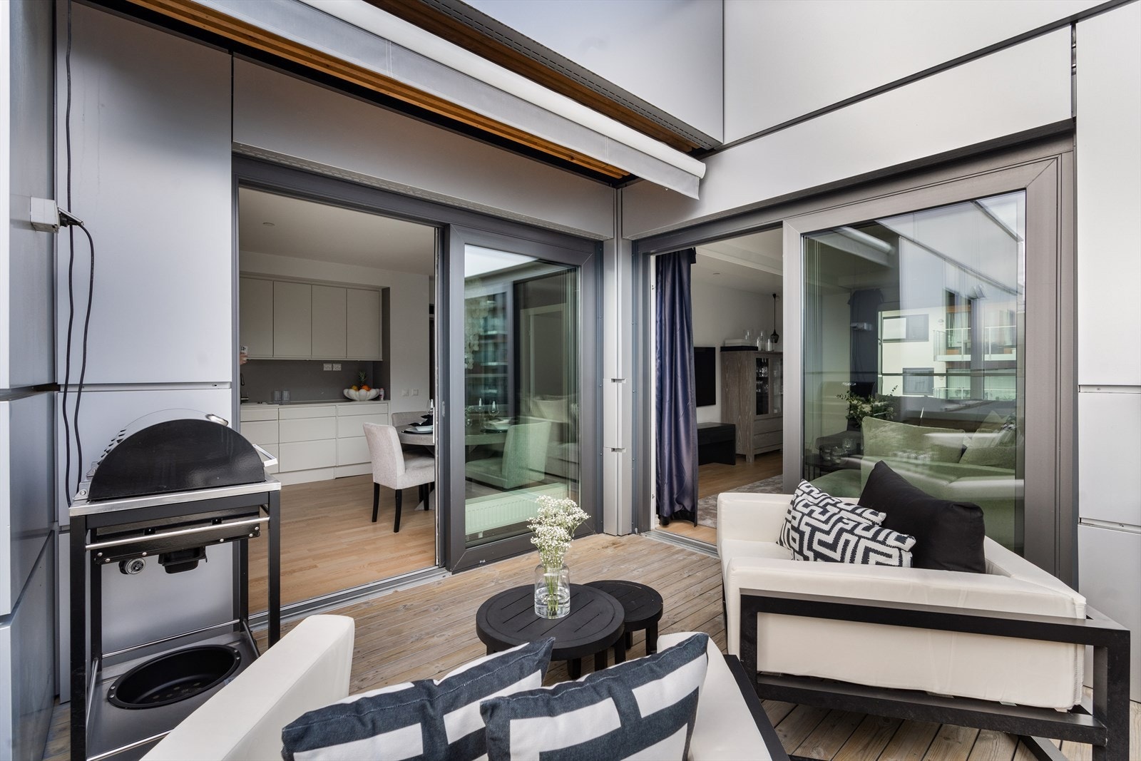 På balkongen er det montert solskjerming. Galleribilde