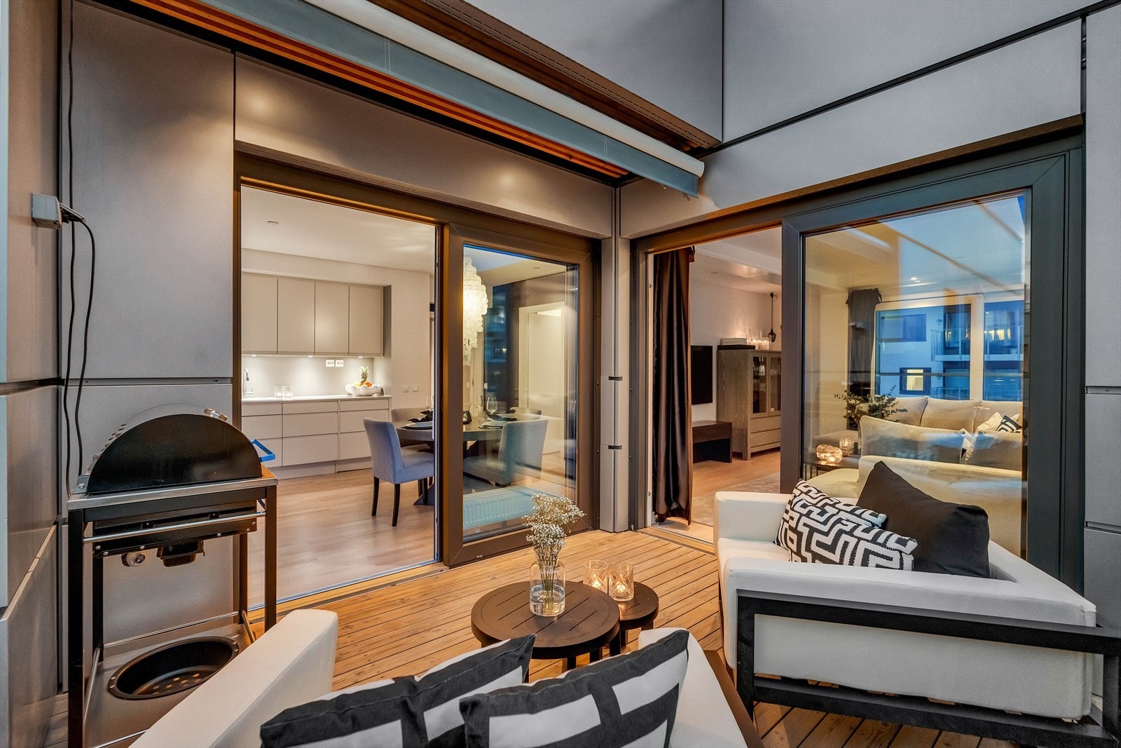 Fra stuen og kjøkkenet er det utgang via skyvedører til en herlig balkong på hele 9,7 m². Galleribilde