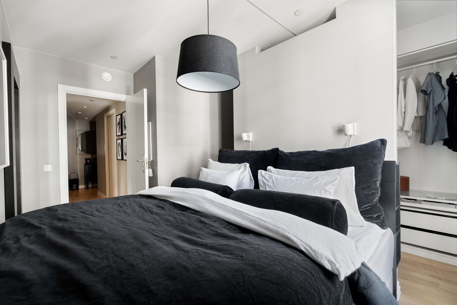 Videre er det etablert en walk in-løsning ved å sette opp en lettvegg i rommet, med skapinnredning bak. Galleribilde