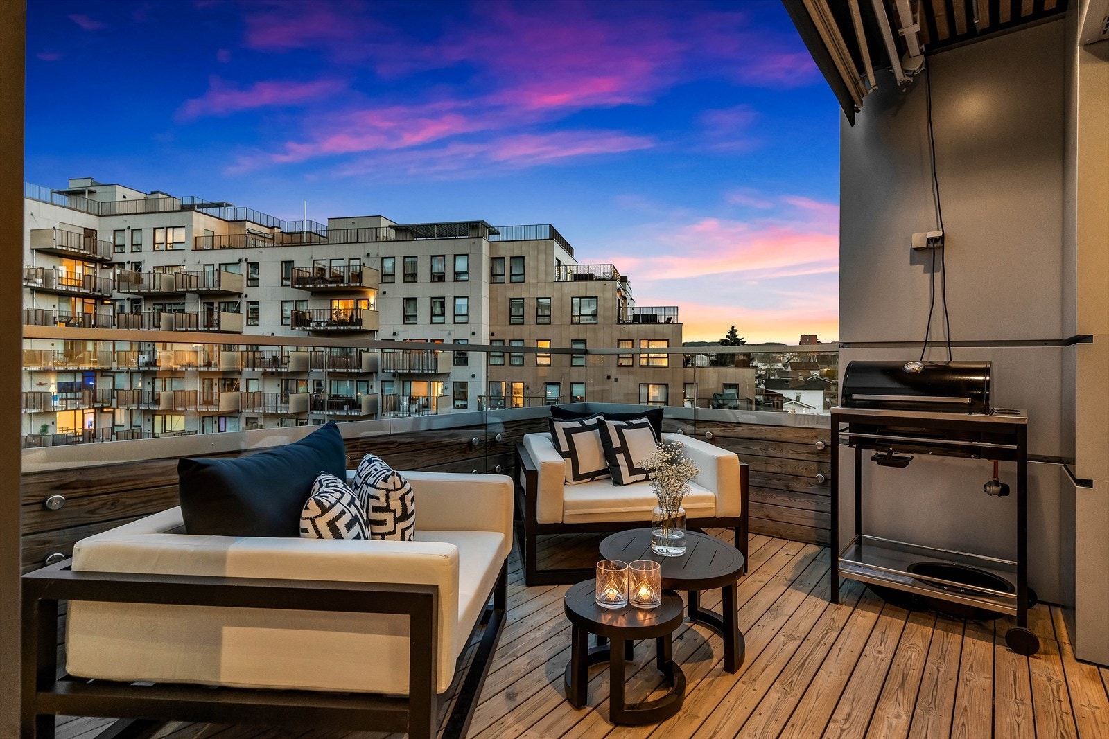 Dette er en nyere og moderne 3-roms, beliggende midt i Lørenskog sentrum, med umiddelbar nærhet til "alt". Galleribilde