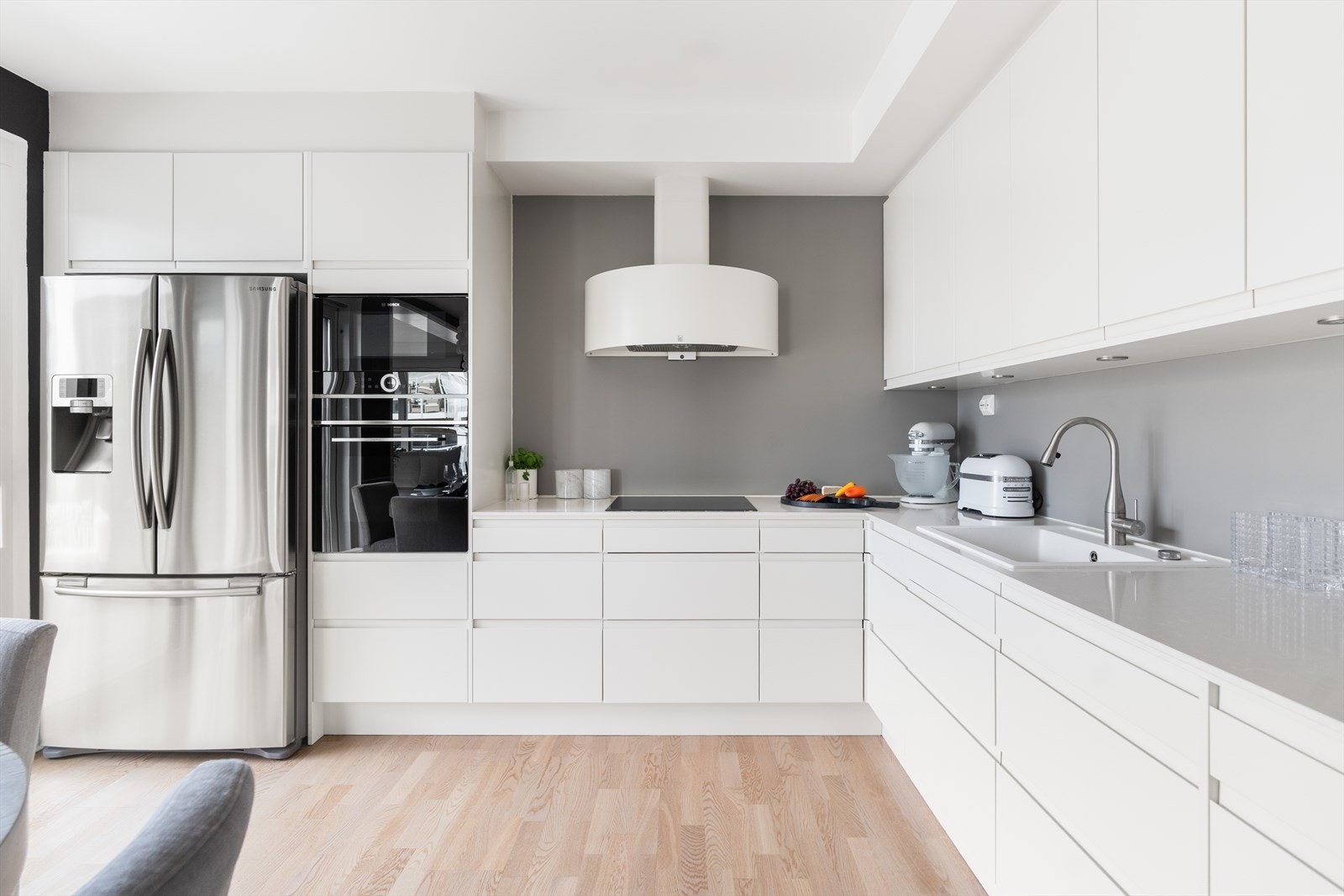 Det er rikelig med skap- og benkplass, og underskapet har uttrekkbar utslagsbenk for ytterligere benkeflate! Galleribilde