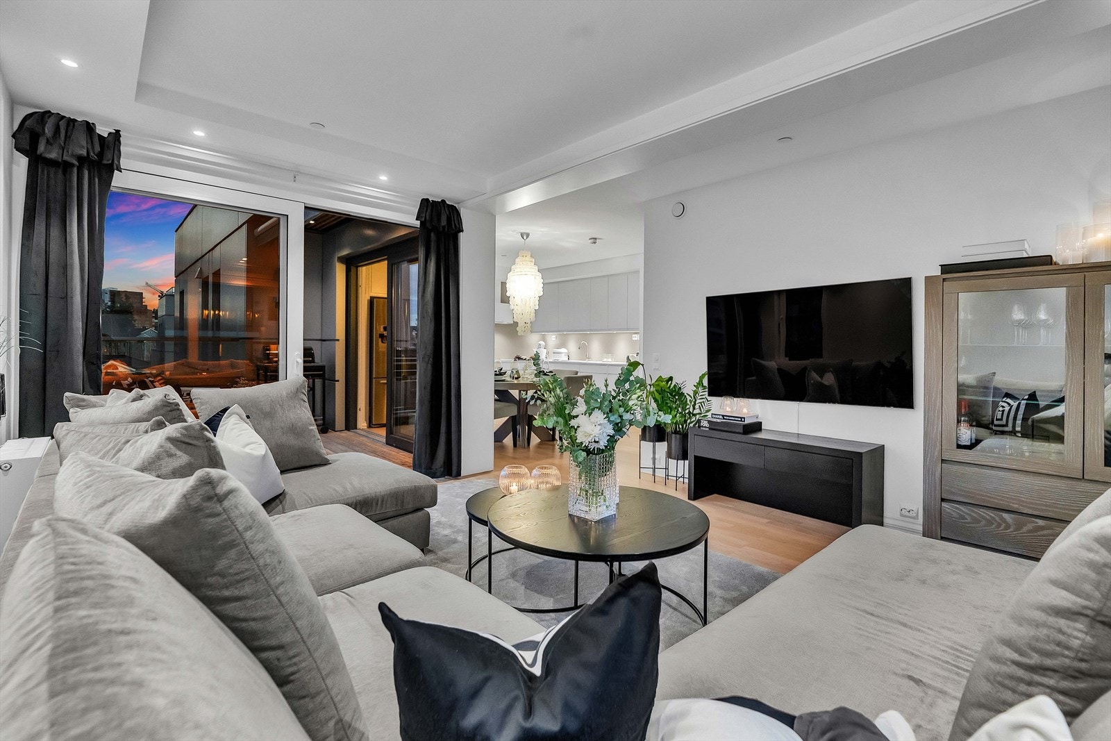 Leiligheten har utgang til to herlige balkonger på tot. 12 m², samt gjennomgående god standard fra 2017. Galleribilde