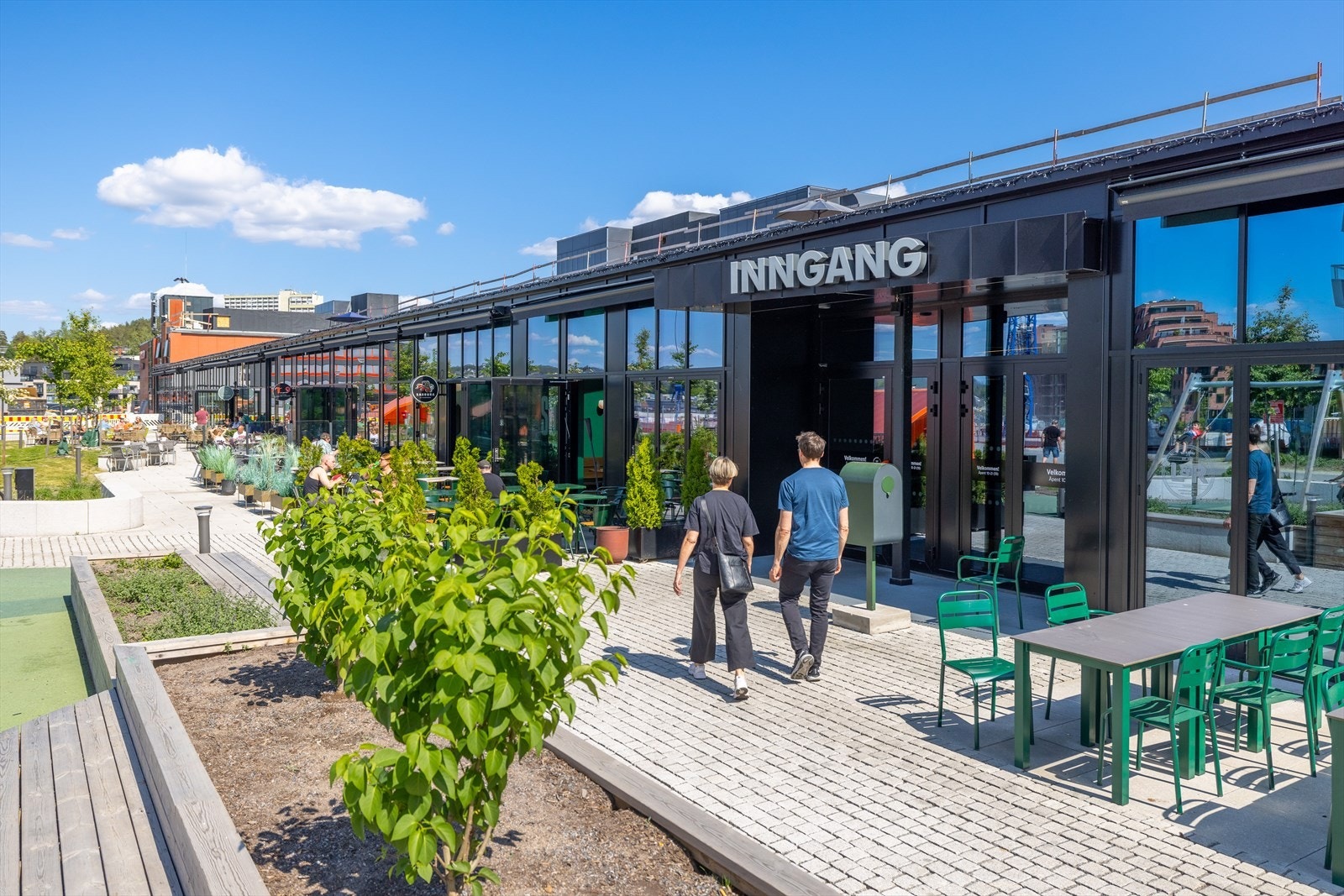 Kort avstand til Triaden. Her finner du butikker, treningskjeden SATS, samt fine uteområder med lekepark, og søndagsåpne restauranter og kafeer. Galleribilde