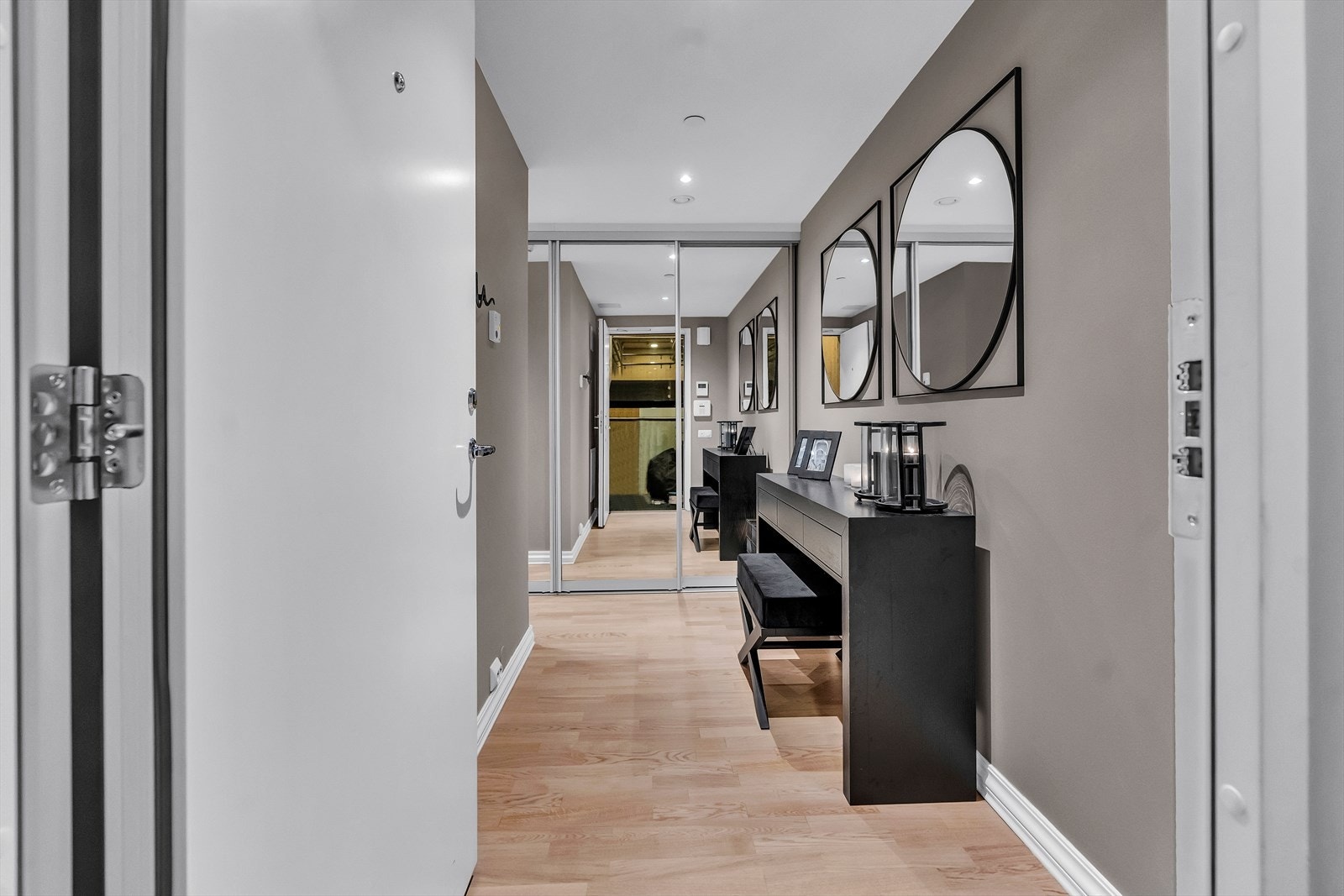 Leiligheten har en lys og innbydende entré, med plass til å henge fra seg yttertøy i praktisk skyvedørsgarderobe med speilfronter. Galleribilde