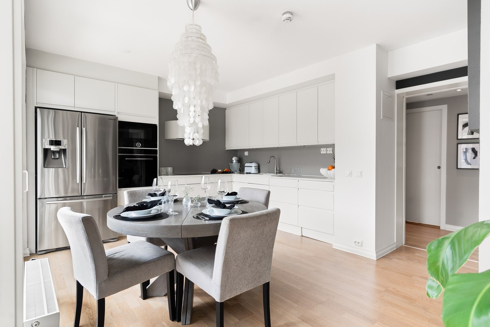 Sigdal-innredningen har skap med glatte, fabrikklakkerte fronter samt en lekker kompositt benkeplate med nedfelt kum i kompositt. Galleribilde