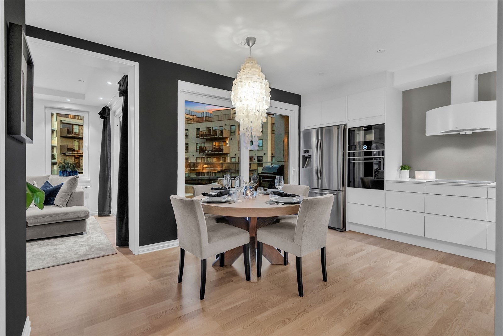 Stue og kjøkken er i åpen og sosial løsning, og rommet har rikelig med naturlig lysinnslipp fra de store vindusflatene i to himmelretninger. Galleribilde