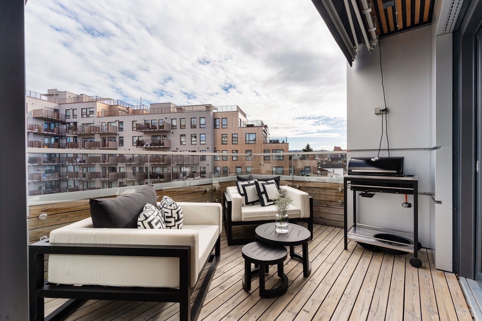 Balkongen har åpent og fritt utsyn mot de opparbeidede nærområdene. Galleribilde