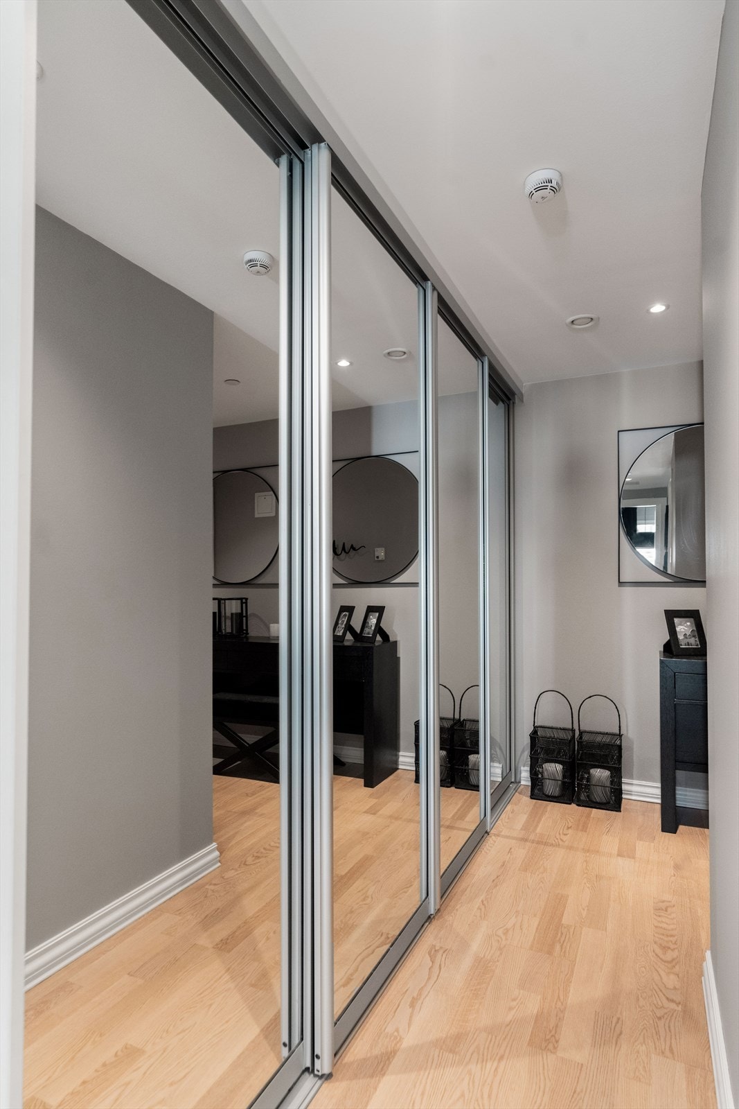 I tillegg til de store garderobeløsningene disponeres en praktisk kjellerbod. Galleribilde