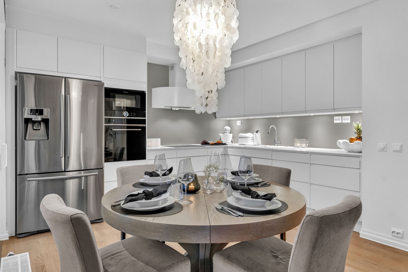 Kjøkkenet har en moderne Sigdal-innredning oppgradert som tilvalg fra byggeår. Galleribilde