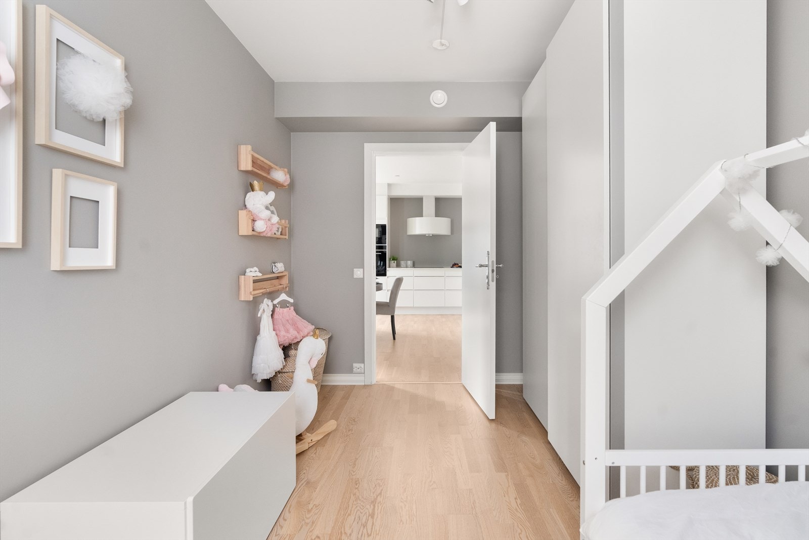 Rommet har plass til seng, nattbord, garderobeløsning og evt. skrivebord. Også dette rommet har montert garderobeløsning, med en romslig skyvedørsgarderobe. Galleribilde