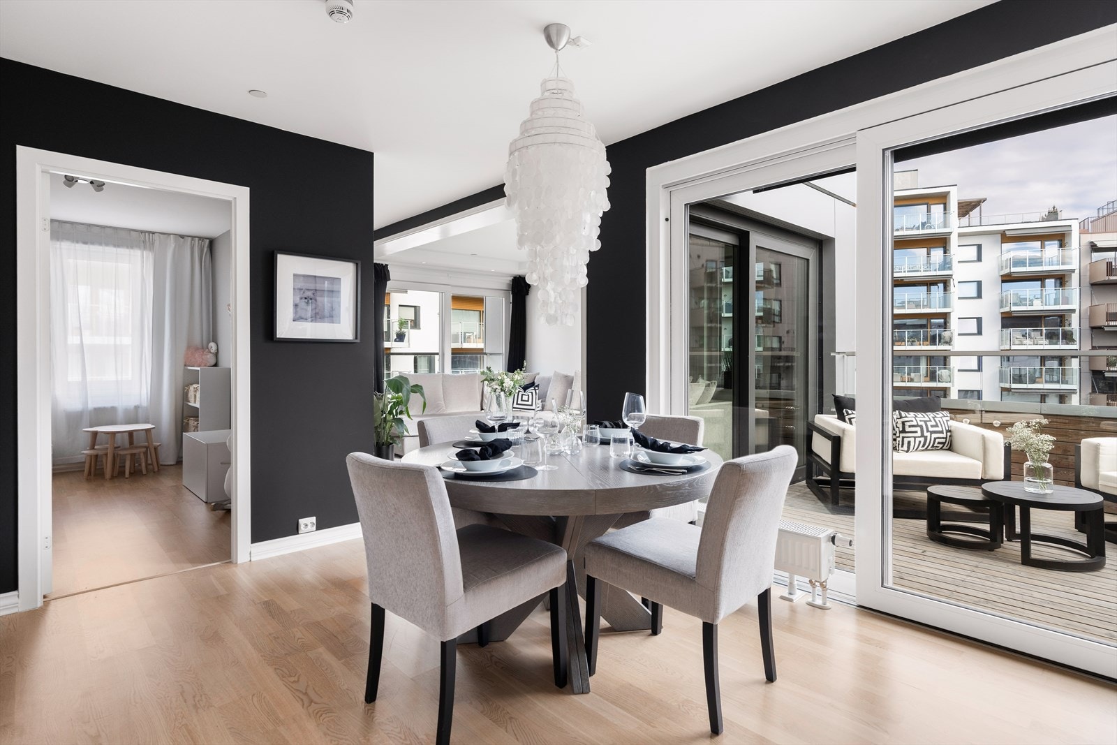 Spisebordet får sin naturlig plass ved kjøkkenet. Galleribilde