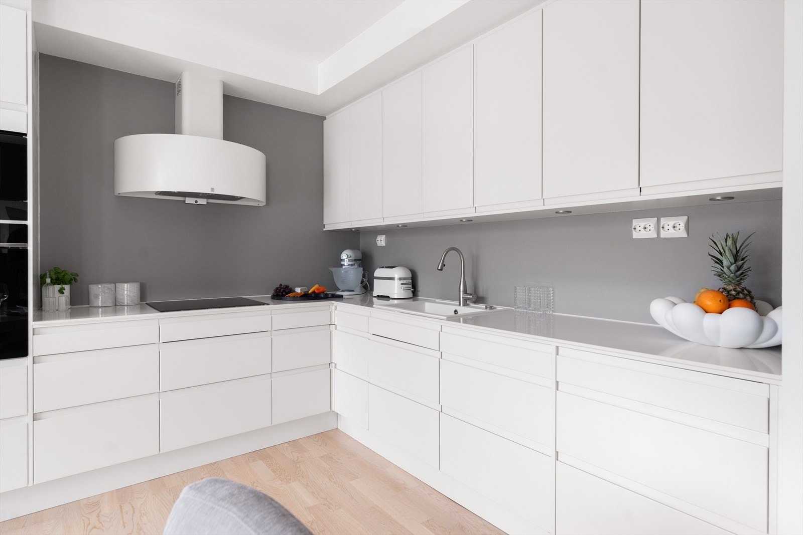 Videre er det opplegg for oppvaskmaskin, uttrekkbar kran, platetopp, stekeovn og mikro. Det er plass til frittstående dobbelt kjøleskap og fryseskuff, med vannautomat/isdispenser i egen nisje. Galleribilde