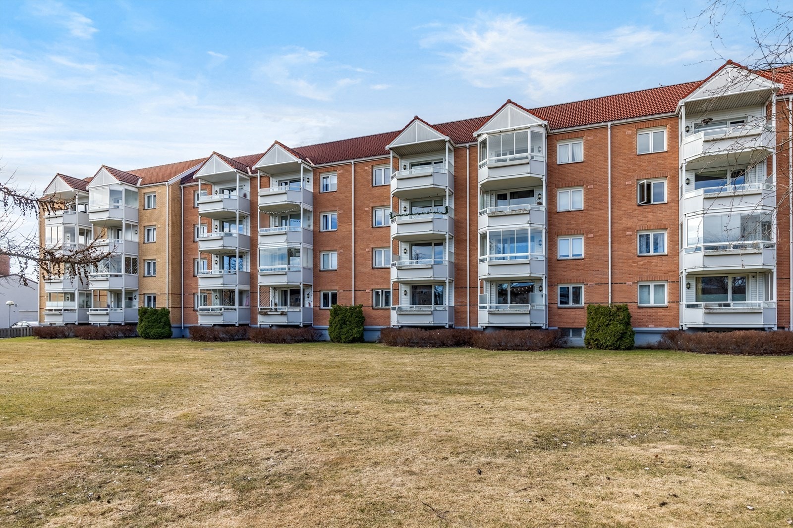 Borettslaget har store, velholdte og grønne fellesarealer som gir et trivelig og luftig bomiljø. Galleribilde