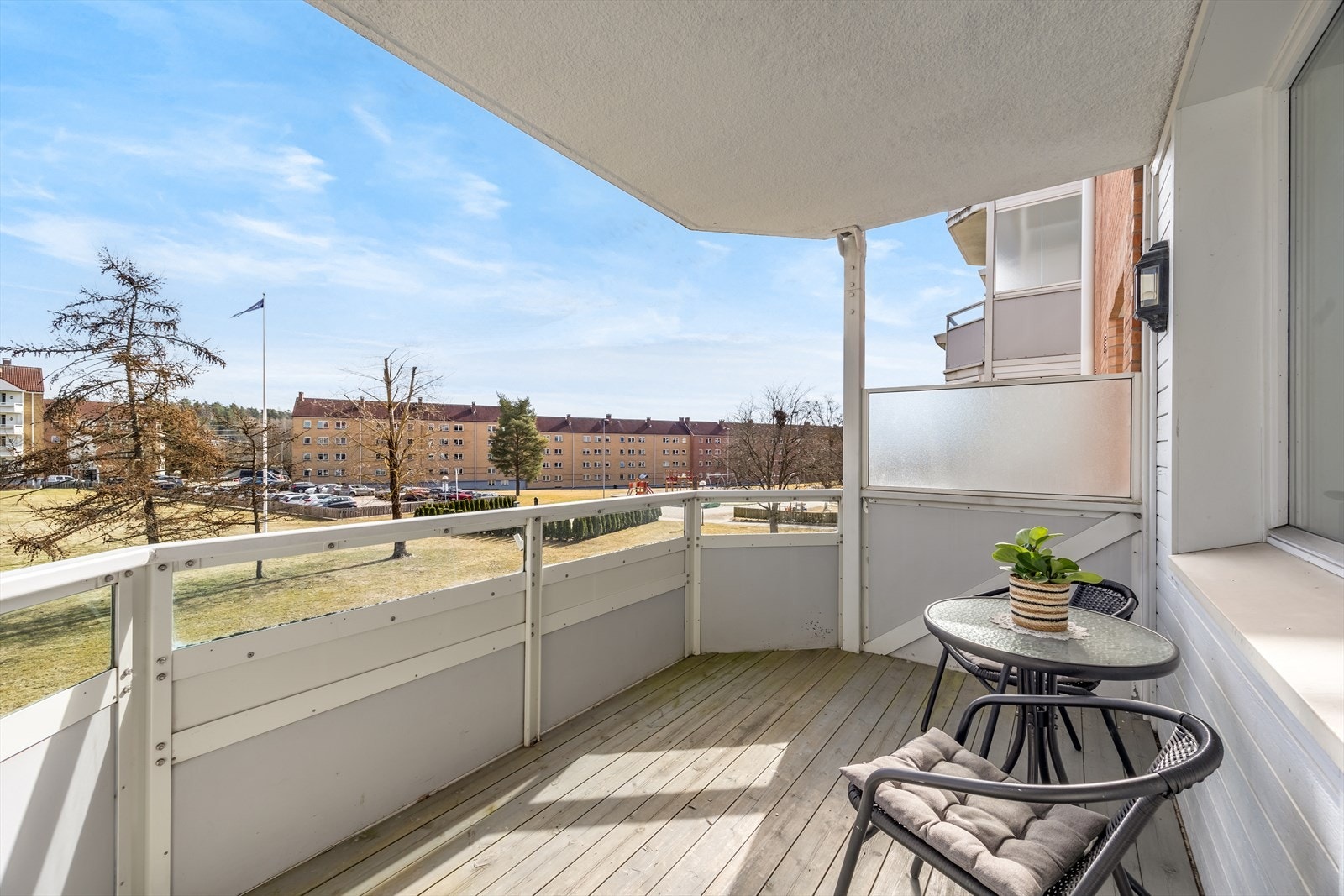 Velkommen til Våronnveien 13! Dette er en gjennomgående og moderne 3-roms leilighet i 2. etasje, sentralt beliggende på Manglerud. Galleribilde