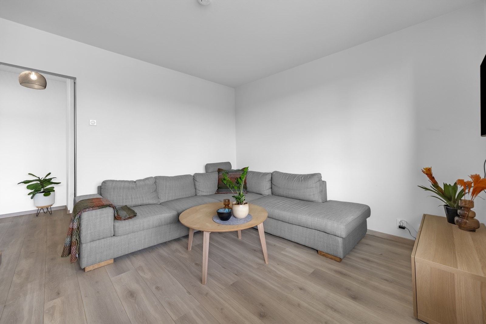 Varmtvann, fyring og TV/internett er inkludert i felleskostnadene. Galleribilde