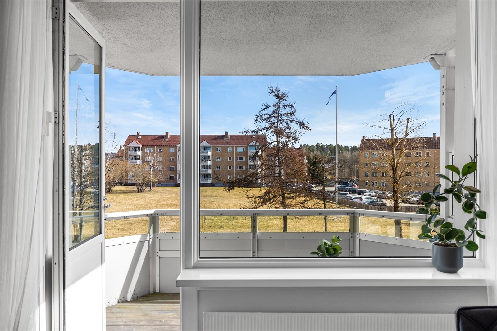 Fra stuen er det utgang til balkongen. Galleribilde