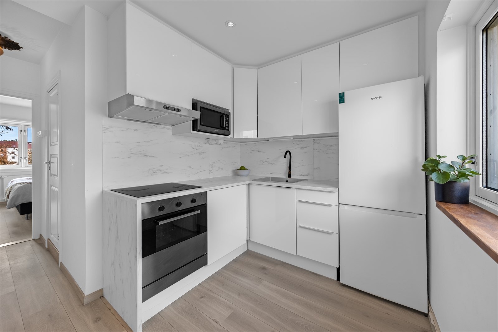 Kjøkkenet er utstyrt med integrert platetopp og stekeovn, samt en kullfilterventilator over kokeplassen. Galleribilde