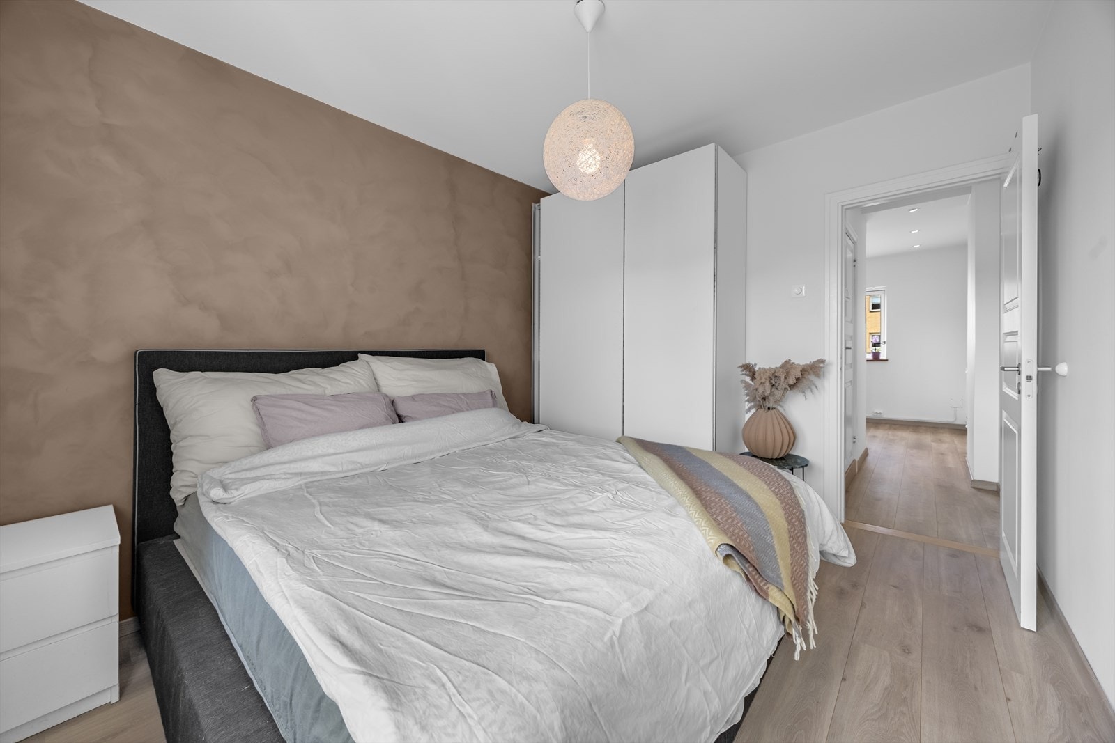 Rommet har også rikelig med oppbevaringsplass i en romslig skyvedørsgarderobe. Galleribilde