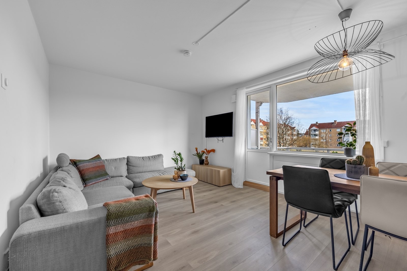 Den gjennomtenkte planløsningen gir flere møbleringsmuligheter, med god plass til sofagruppe, TV-møbler og spisebord. Galleribilde