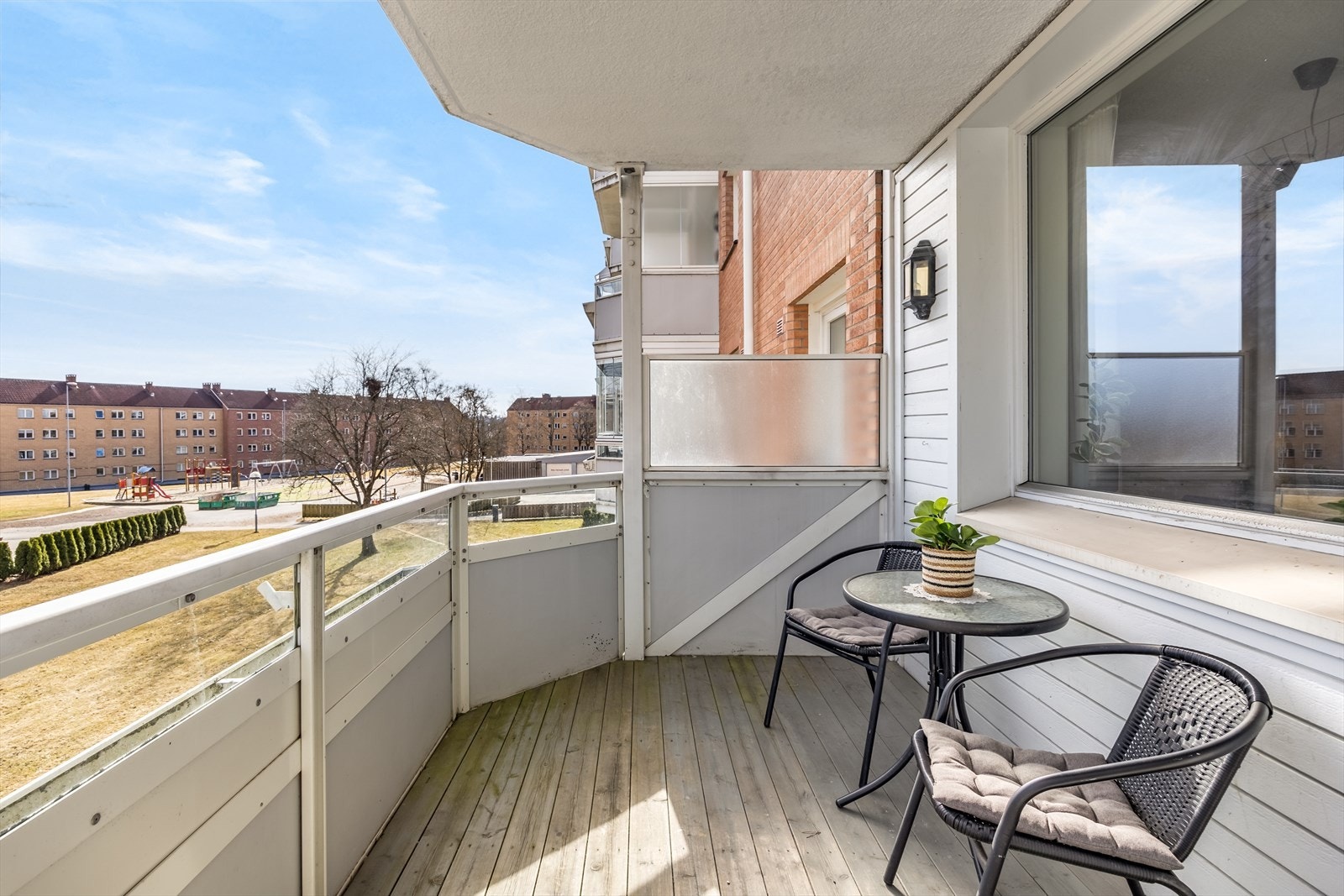 I vår- og sommerhalvåret fungerer balkongen som en forlengelse av stuen - et perfekt sted for avslappende morgener med kaffe eller sosiale sammenkomster med familie og venner. Galleribilde