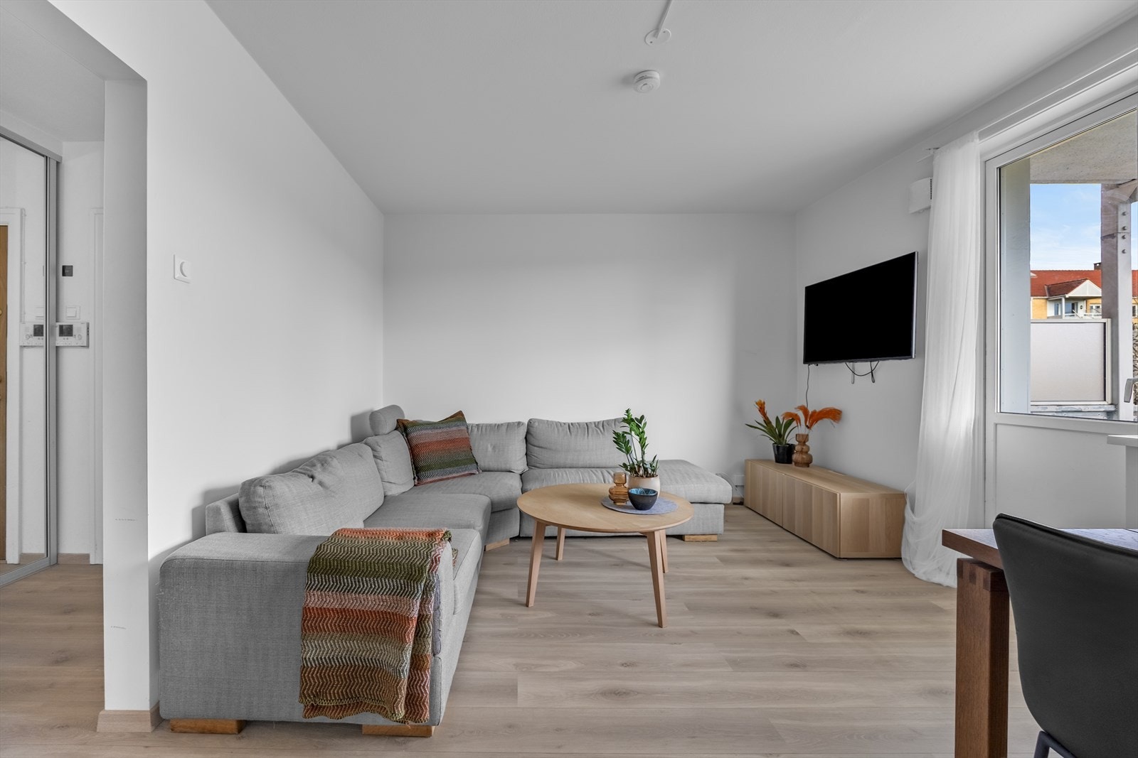 Stuen er lys og luftig med store vindusflater som slipper inn rikelig med naturlig lys. Galleribilde