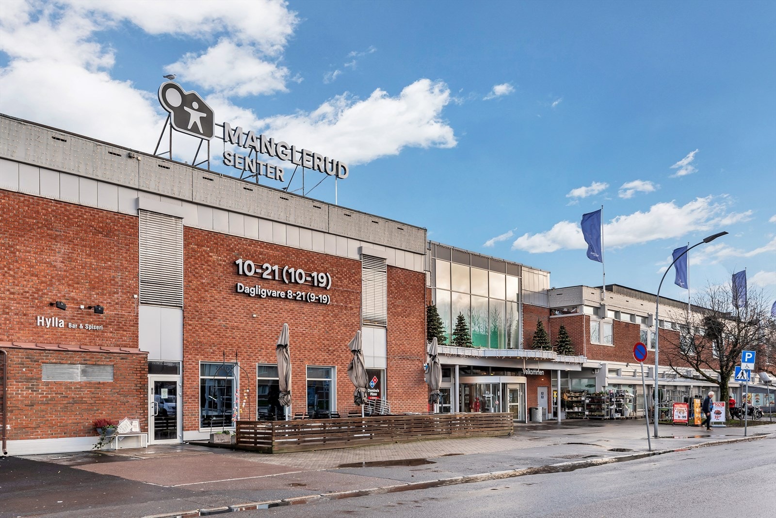 Manglerud Senter ligger rett i nærheten og tilbyr et bredt utvalg med 60 butikker, dagligvarebutikker, servicetilbud, Burger King, Vinmonopol, klesbutikker, apotek og mer. Galleribilde