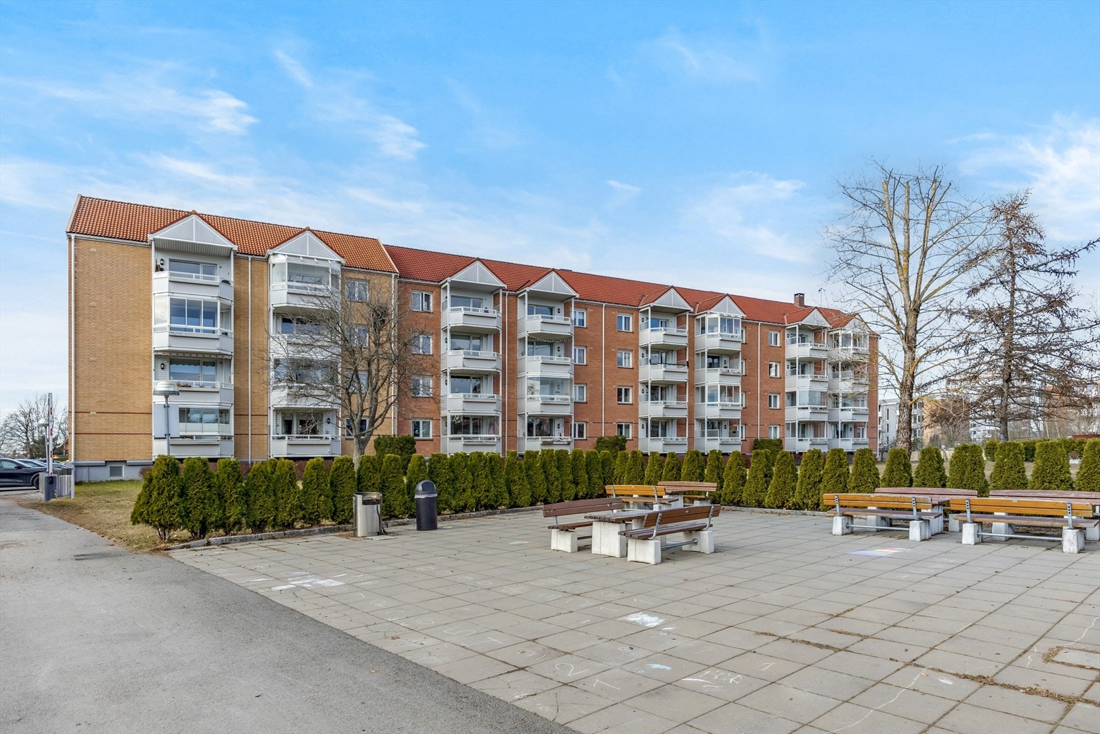 I tillegg er det flere sittegrupper i borettslagets fellesareal, som gir beboerne mulighet til å nyte uteområdet. Galleribilde