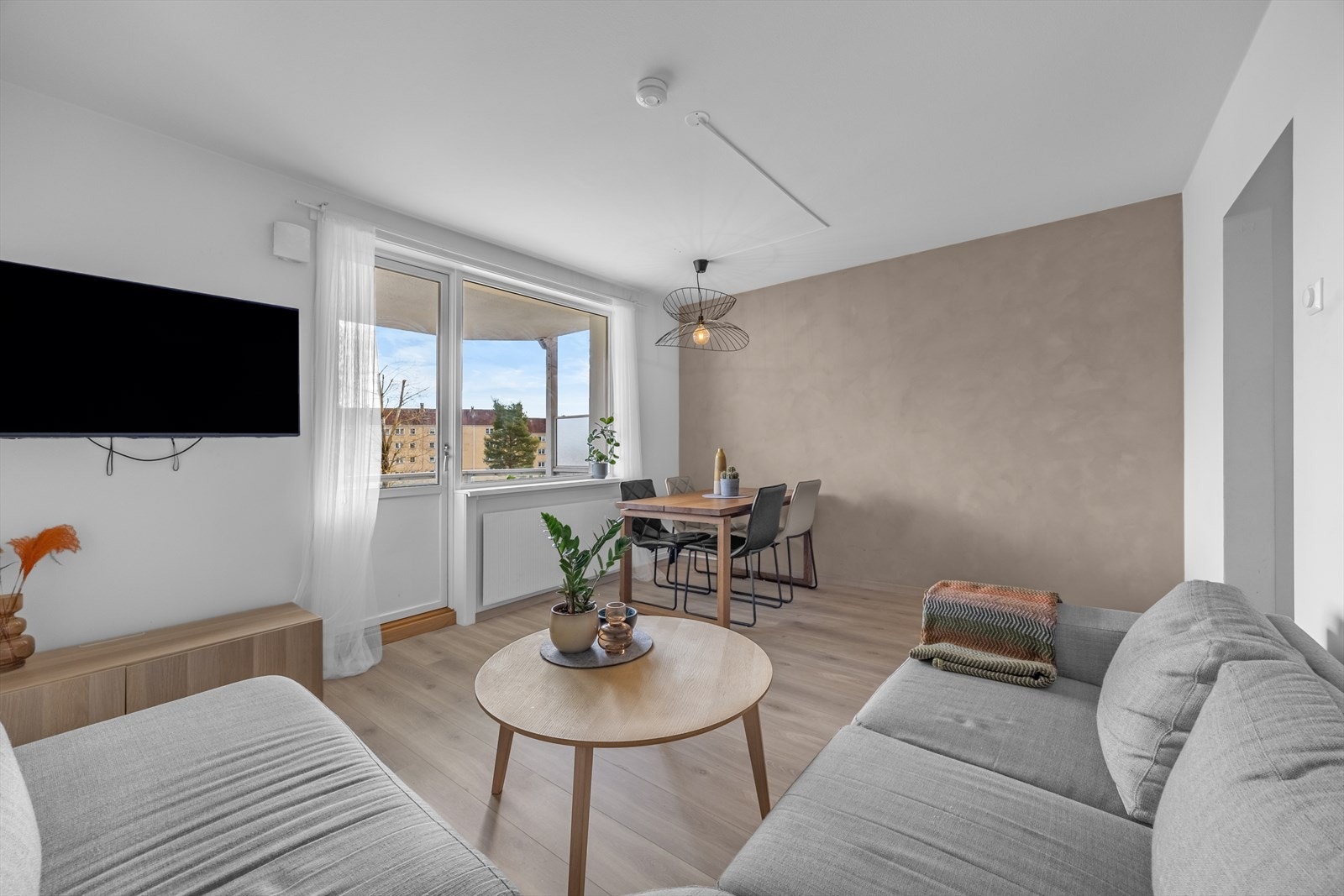 I 2021 ble det lagt ny laminat på gulvet, og overflatene ble malt i delikate, lyse fargetoner, noe som gir et moderne og innbydende uttrykk. Galleribilde