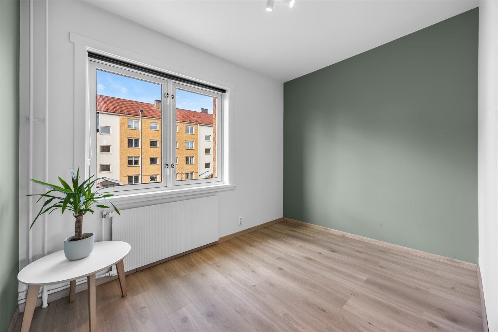 Soverom 2 er romslig og har plass til både seng og øvrige møbler. Galleribilde