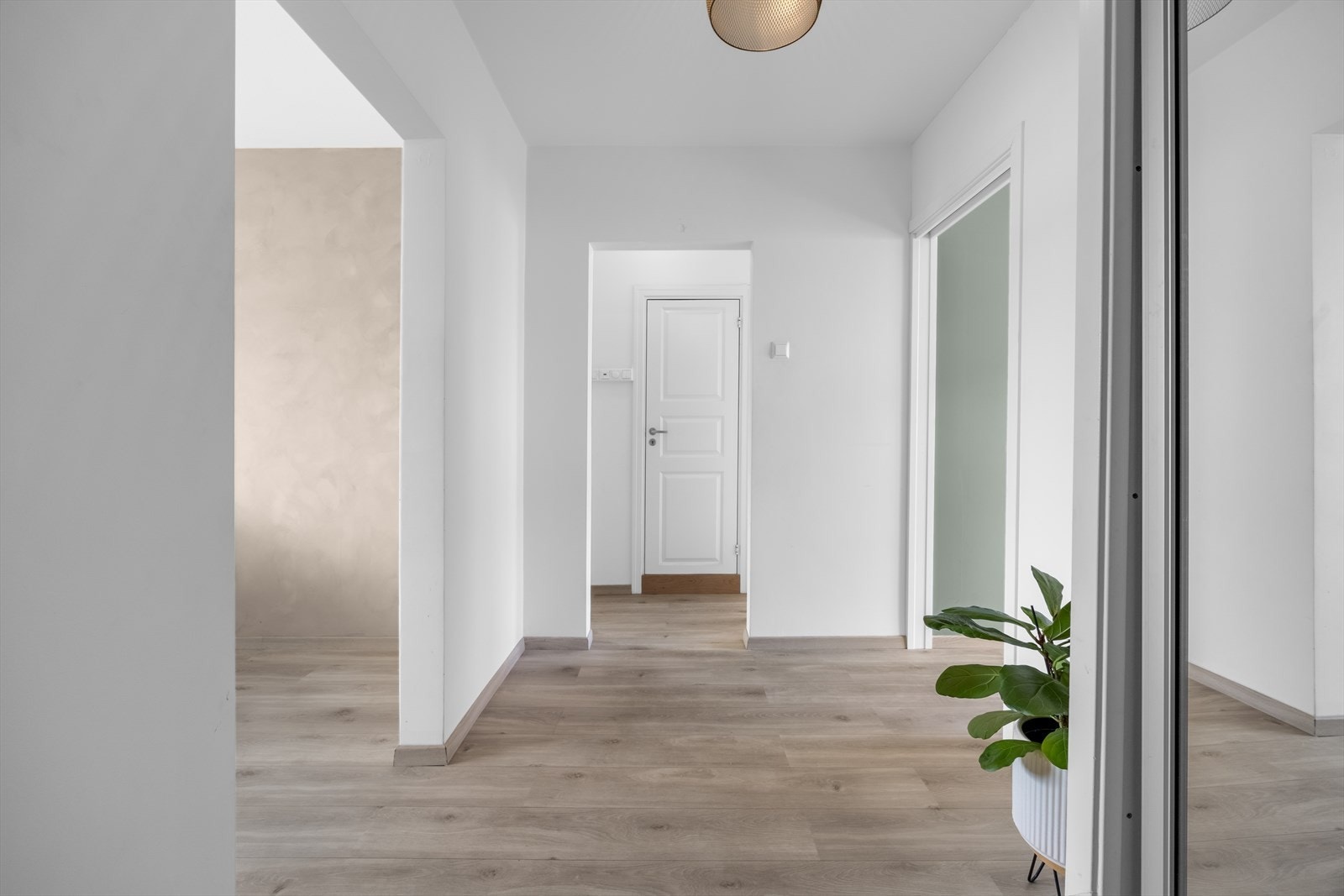 Leiligheten har også en svært romslig gang. Galleribilde