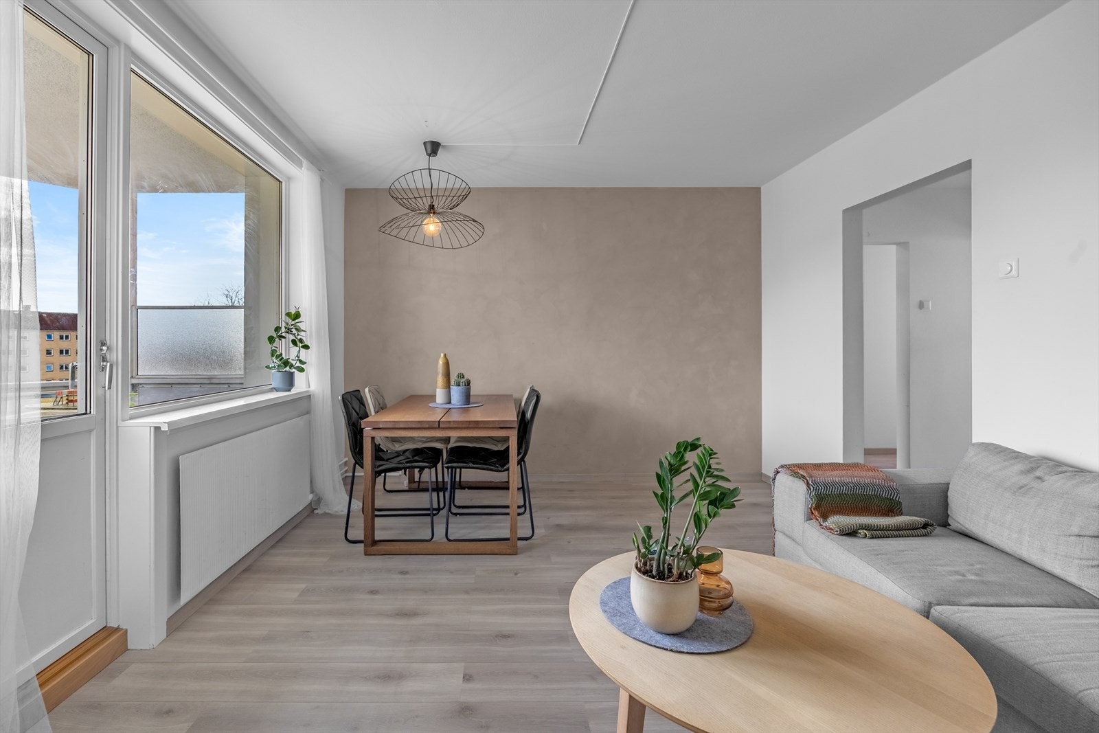 Takhøyden i stuen er målt til 2,51 meter, noe som gir en romslig og luftig følelse. Galleribilde