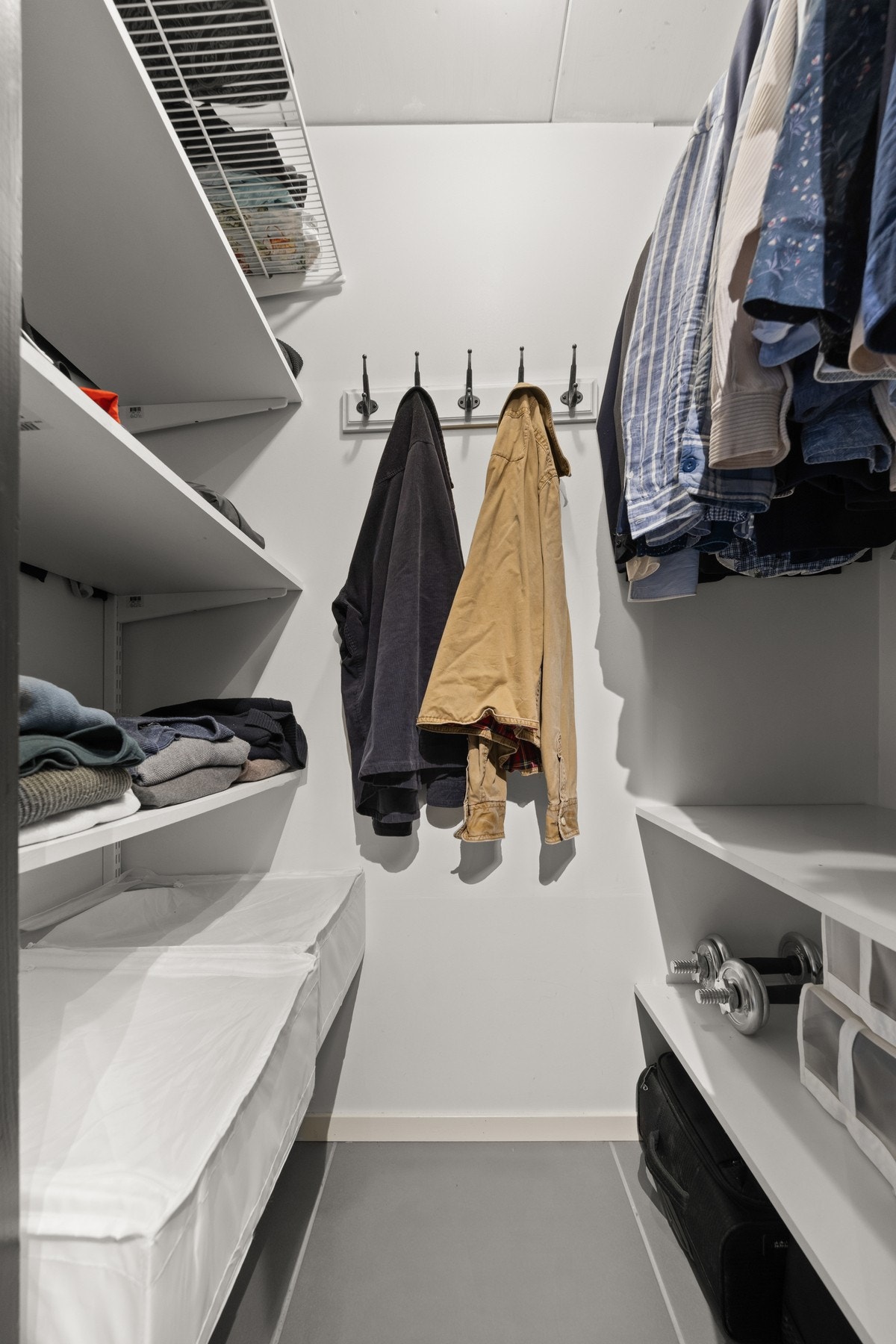 Det er en bod i ved entreen, som er praktisk for oppbevaring av yttertøy Galleribilde
