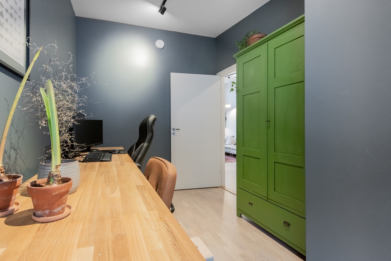 Soverom på hovedplan med god plass til oppbevaring. Galleribilde