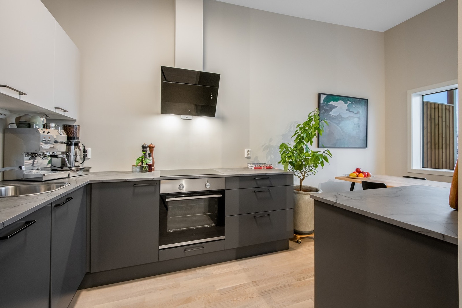 Stilig kjøkken med integrerte hvitevarer. Galleribilde