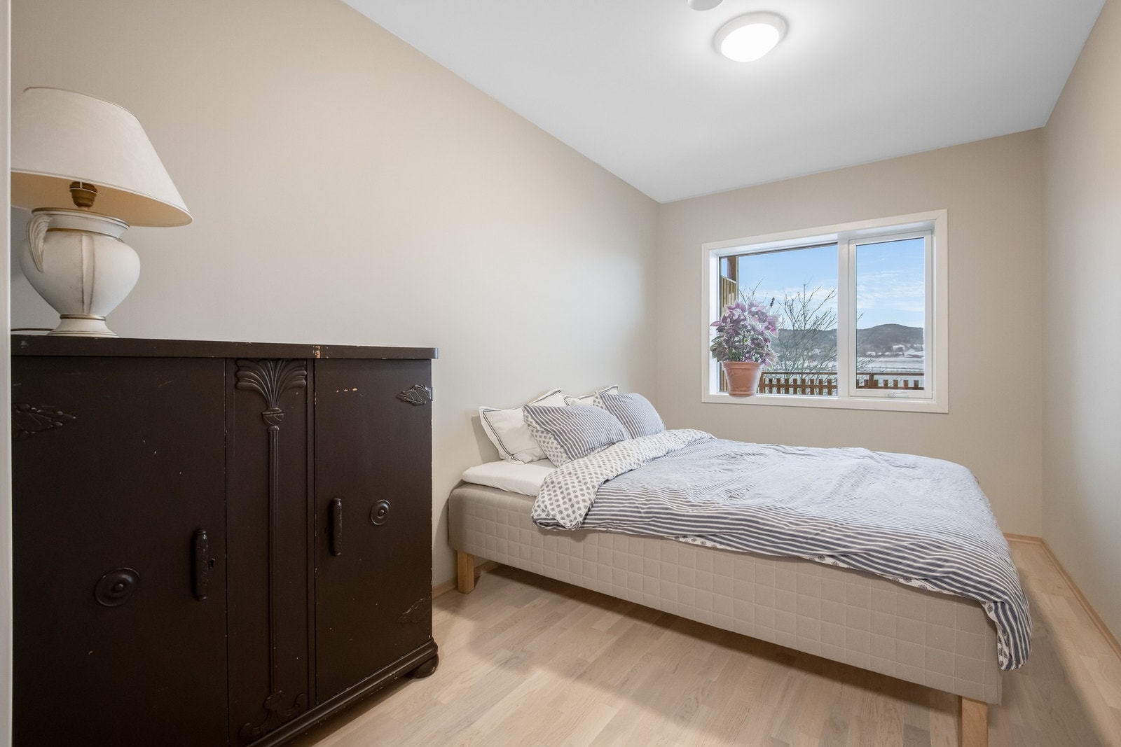 Soverom på ca. 10 kvm. God plass til garderobeløsning. Galleribilde