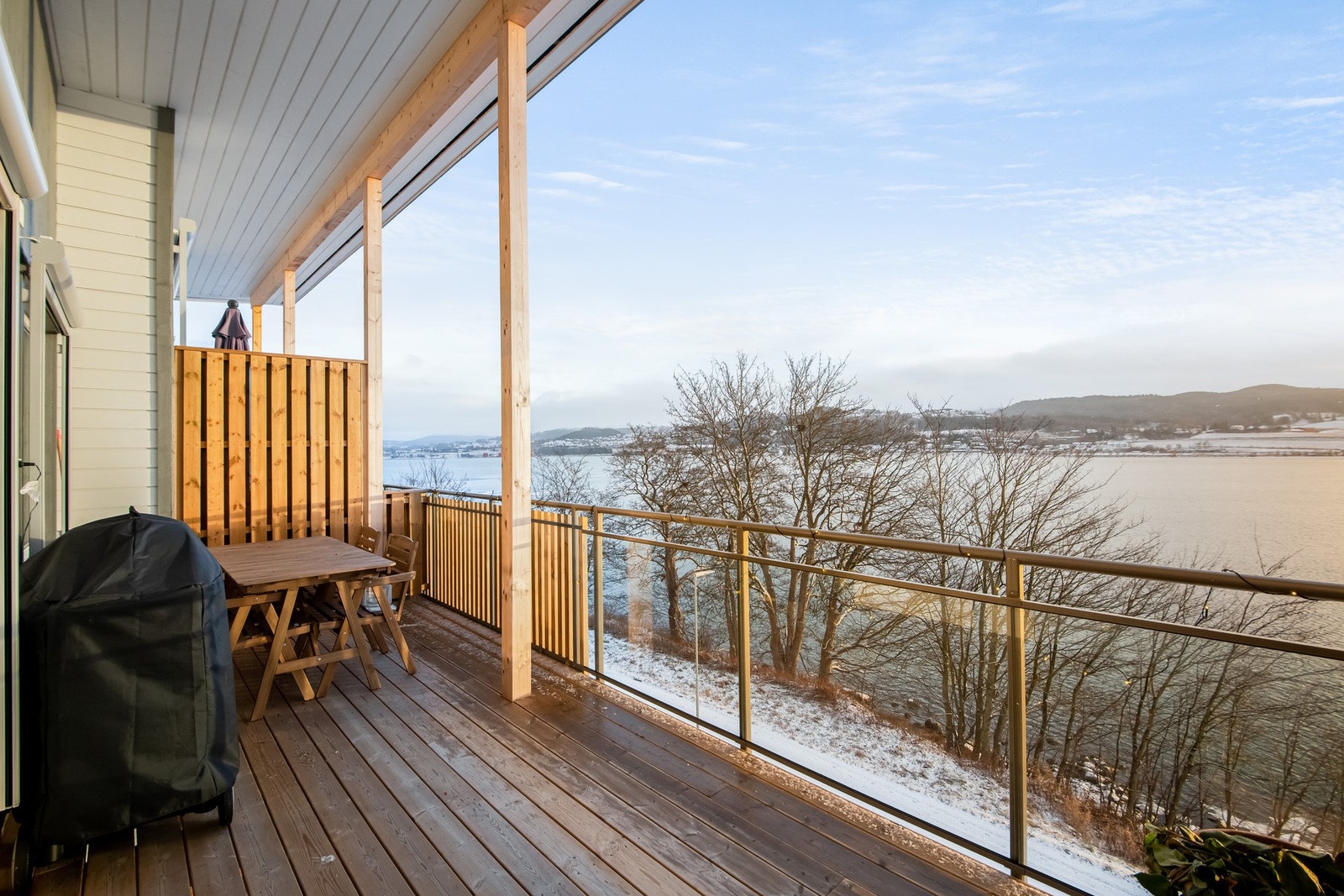 Terrasse med adkomst fra stue. Det er i tillegg en tilsvarende terrasse i sokkel. Galleribilde