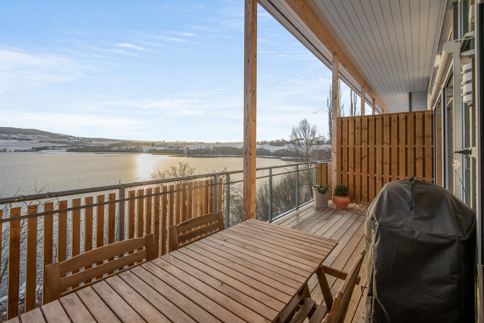 Stor takoverbygd balkong med flott utsikt utover Eidsbotn. Galleribilde