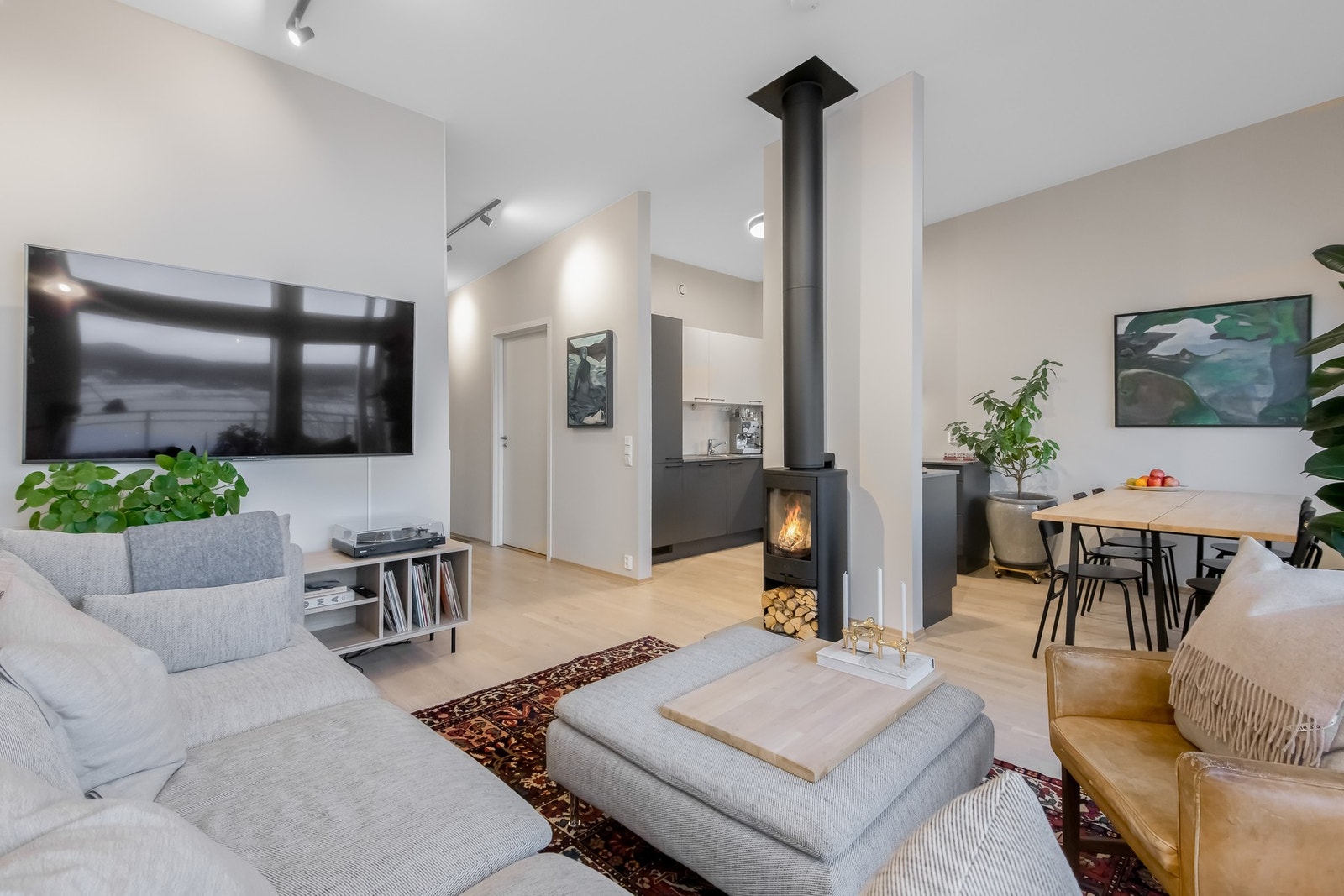 Leiligheten har tidsriktige overflater, store vinduer og god takhøyde. Galleribilde