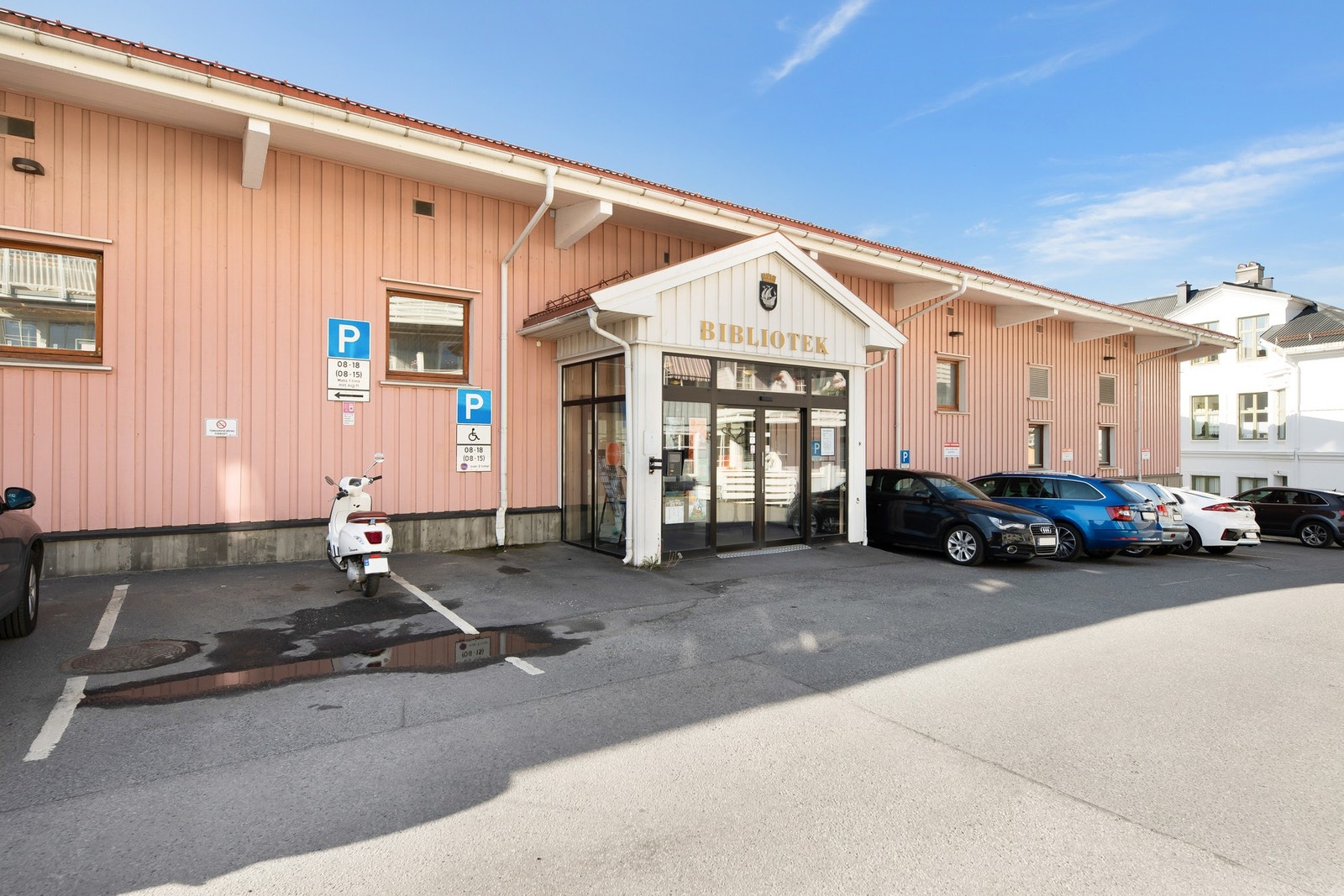 Kun en kort gåtur, kommer du til Kragerø Bibliotek. Galleribilde