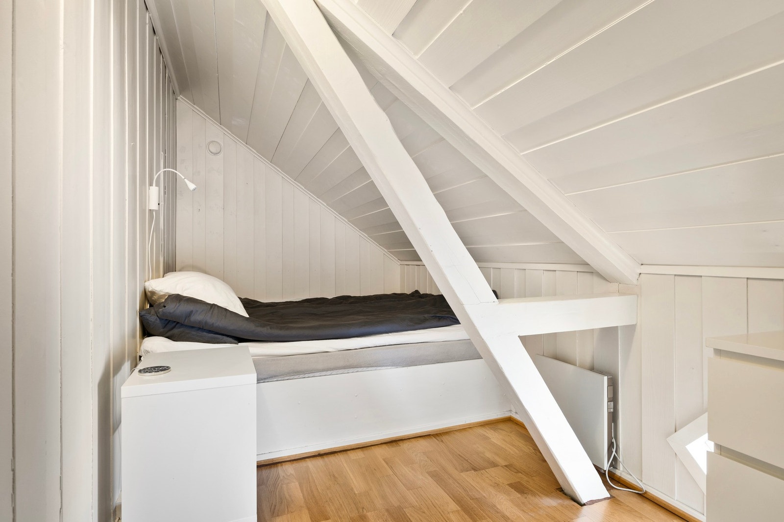 Leiligheten har en sovealkoven med en plassbygget seng. Galleribilde