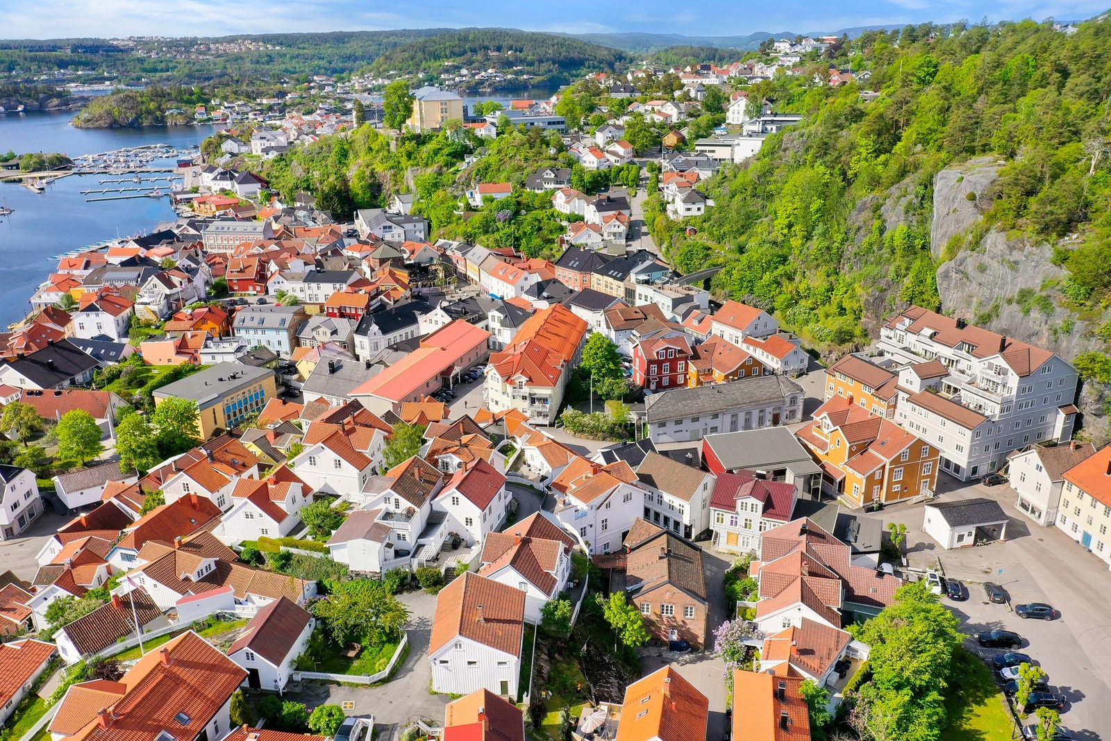 Fra bygården er det kun en liten gåtur til Kragerø Skole, treningssenter og dagligvarebutikk. Galleribilde