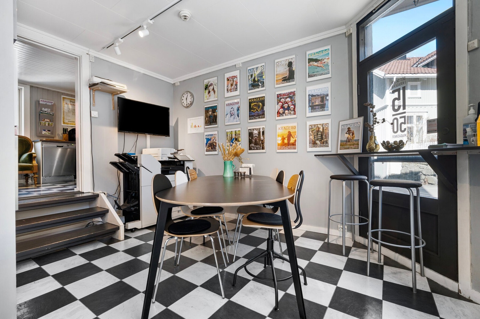 I direkte tilknytning til butikk- og kontorlokalene ligger et kombinert kjøkken og spiserom. Galleribilde